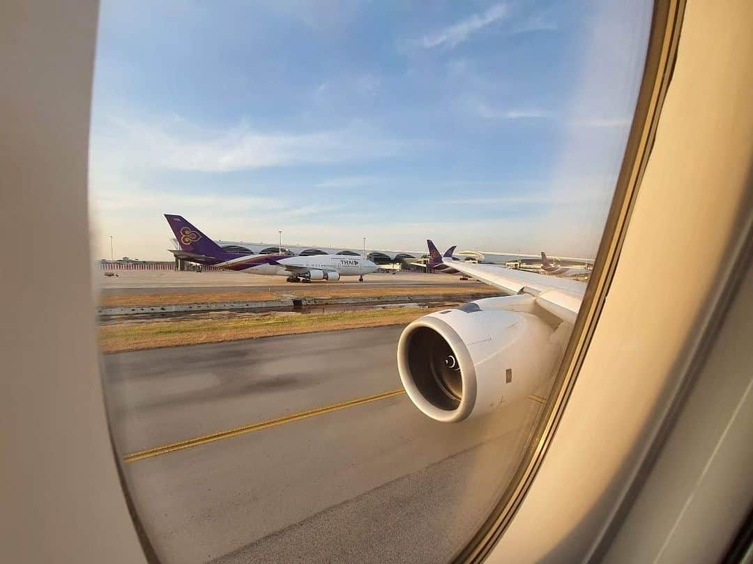 タイ航空さんのインスタグラム写真 - (タイ航空Instagram)「Up, up, and away! 🚀✨ Exploring new horizons from above! #thaiairways #smoothassilk #AirborneAdventures #Skybound #TravelGoals #magicaljourney」8月1日 16時26分 - thaiairways