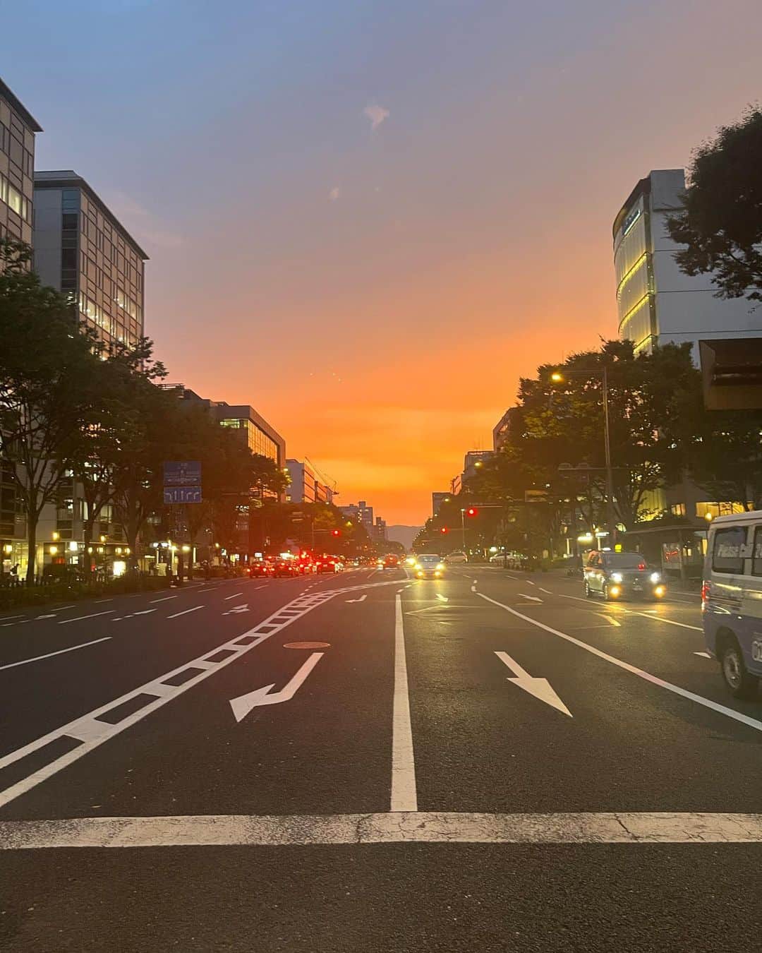 福本敦子さんのインスタグラム写真 - (福本敦子Instagram)「Kyoto I Miss you🫶 京都の思い出🚲✨ 自然の近くにいられつつ、街の文化や人の暮らしが近い場所。🙏新しいものと古いものが混ざっていて、伝統を守りながらもいろんな国の観光客がそこを歩いて、いい感じにエネルギーが混ざって見えるのも私は魅力だと思う。 今回はたくさん自転車に乗って楽しかった。昼間は暑いけど夜、山の方に自転車で行くと真っ暗な山と月光しか見えなかったり🌕風も気持ちいいのよね。山と川と緑がないと吹かない風なんだよね🍃 . いろいろな人に会えたし本当に楽しかった☺️固定された生活だとわからないことにたくさん出会えた今回の旅。🙏 古道具やさんのおじいちゃんがくれた店のノベルティー、奥さんが作ったポケットティッシュ入れにキュンとした、、🫰🥹（しばらくポケットティッシュ配りを見かけてないよね） . 1日だけ大阪へ。 居酒屋とよのお寿司また食べたい🤤」8月1日 18時30分 - uoza_26