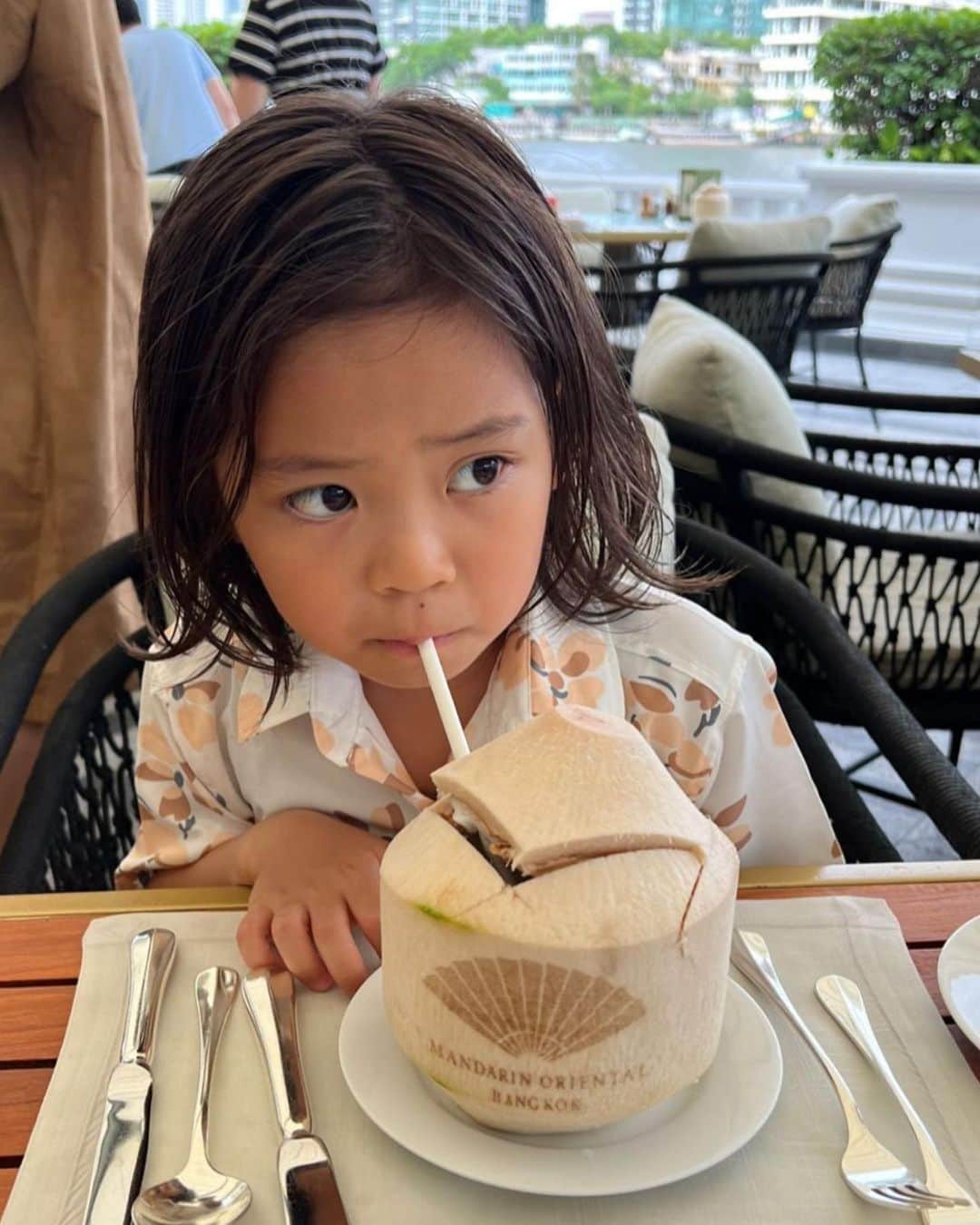 春名亜美さんのインスタグラム写真 - (春名亜美Instagram)「@mo_bangkok の朝食ビュッフェがすっっっごかった😳  種類が豊富すぎて、あれもこれも食べたいのに完全に胃袋不足！！  ヌードルバーのPHOは美味しくて毎日食べました🍜  日曜日はピエロが息子達にバルーンを作ってくれました🤡🎈  ご質問頂いていたこの時のワンピは @devotion_twins です💛  #ll_旅記録 #タイ旅行 #バンコク #バンコク旅行 #夏休み #子連れ旅行 #子連れバンコク #mandarinoriental #マンダリンオリエンタルバンコク　#MANDARINORIENTALBANGKOK #マンダリンオリエンタル #mo_bangkok」8月1日 16時24分 - amiharunaami