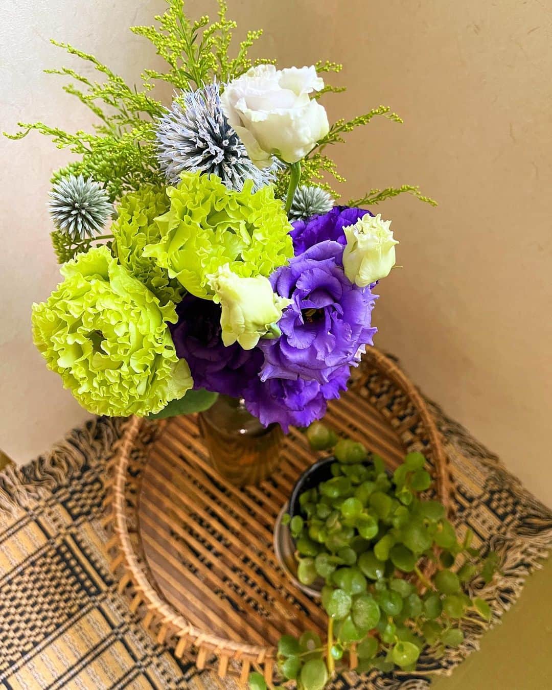 福田葉子さんのインスタグラム写真 - (福田葉子Instagram)「なんかモヤモヤしたり、ちょっとどす黒い心持ちになってしまったり…そんなとき、どういうわけだか手が伸びるのがパープルの花。 なぜだ。紫に罪はないのに。 グリーンと合わせて薊みたいな小花も入れて、とお花屋さんであれこれやってるうちに、スッと浄化されていくような。まあいいや、という気分になる。 そんな感じの今週のお花。 #purple #flowers #badday #やれやれ　#お花　#花のある暮らし」8月1日 16時30分 - yoyoyokoko