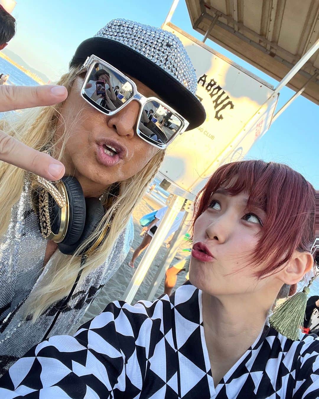 のインスタグラム：「高校生の頃から湘南の海が大好き 友達と夏は弾丸で行って 小学生みたいに泳ぎまくって 海の家に入るお金ないからそのまま体洗わず帰ってた🥺🍉 仕事で浴衣着せてもらって盆踊りしたりするなんてこんな嬉しいことない  EZ盆 DANCE 頭から離れない👘  #えのぼん #江ノ島 #湘南東海岸」