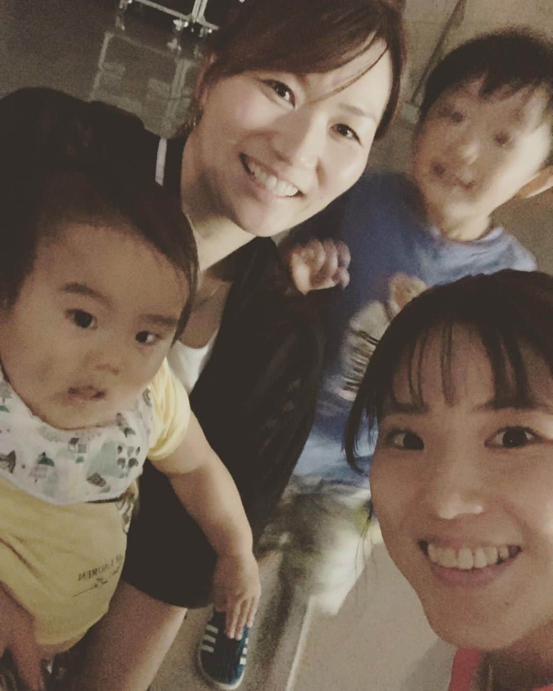 前田美順さんのインスタグラム写真 - (前田美順Instagram)「. . . . 内藤まみすけと子供ちゃんたち☺️☺️☺️ . お兄ちゃんは、ウチの息子と誕生日1週間違い。 今回は会わせてあげられなかったけど、また遊んでね🥺 . . #ジャパンオープン2023 #daihatsujapanopen2023  #バドミントン #badminton . #竹内松居惜しかったー #悔しいけど #素晴らしいプレーをありがとう  . #まみすけ #内藤真実 #昔はライバル #今はママ友 #これからもよろぴく」8月1日 16時36分 - miyukimaeda_badminton