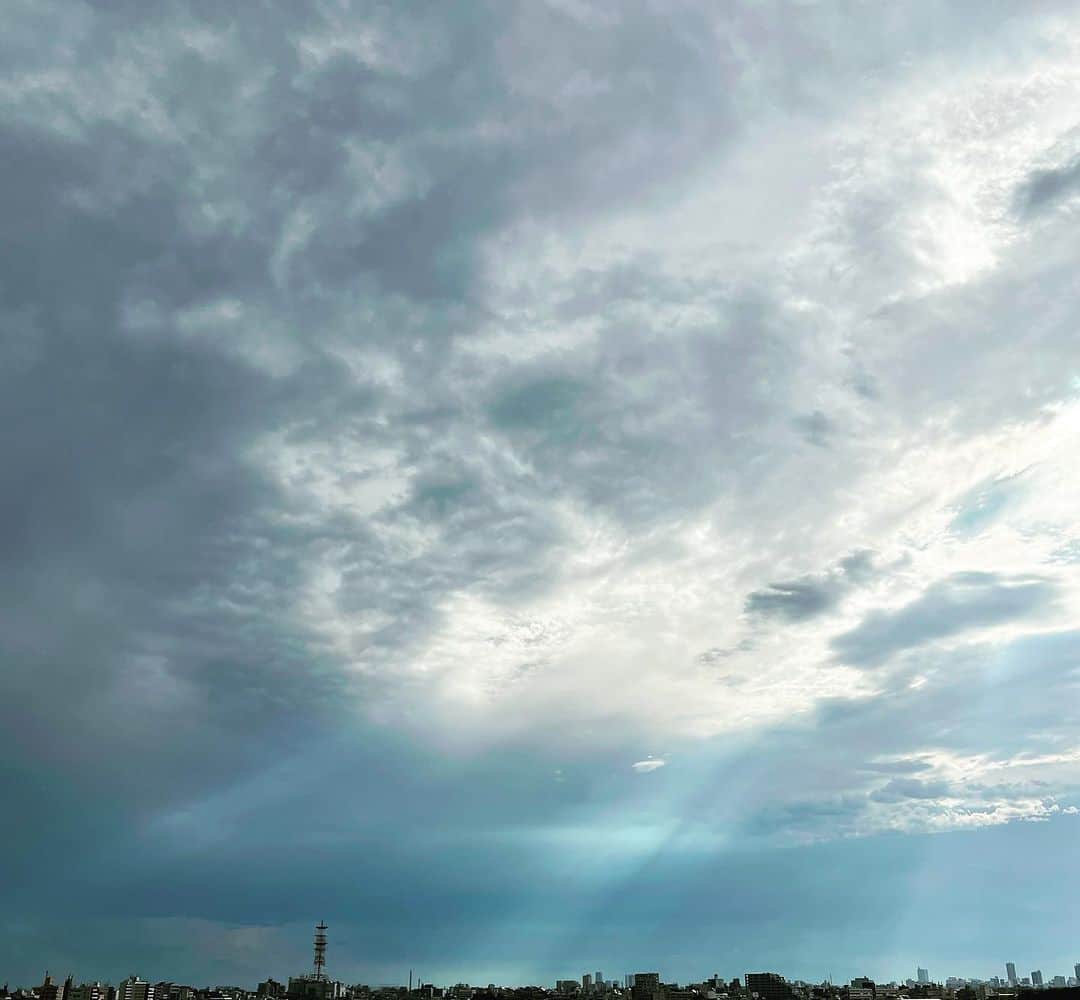 池沢理美のインスタグラム：「豪雨後、神々しい光。 涼しくなってエアコンを止めて 窓を開けて爽やかな気分！  …だったのですが、 この後 もっと雲が切れて 日差しがギラッと こちらを向いた。 うちのベランダ南西向き。 あっという間に 暑〜！てなって 窓を閉めて スクリーン下ろして(暗い) エアコンも入れました。  でも一瞬 とてもいい気持ちだった！」