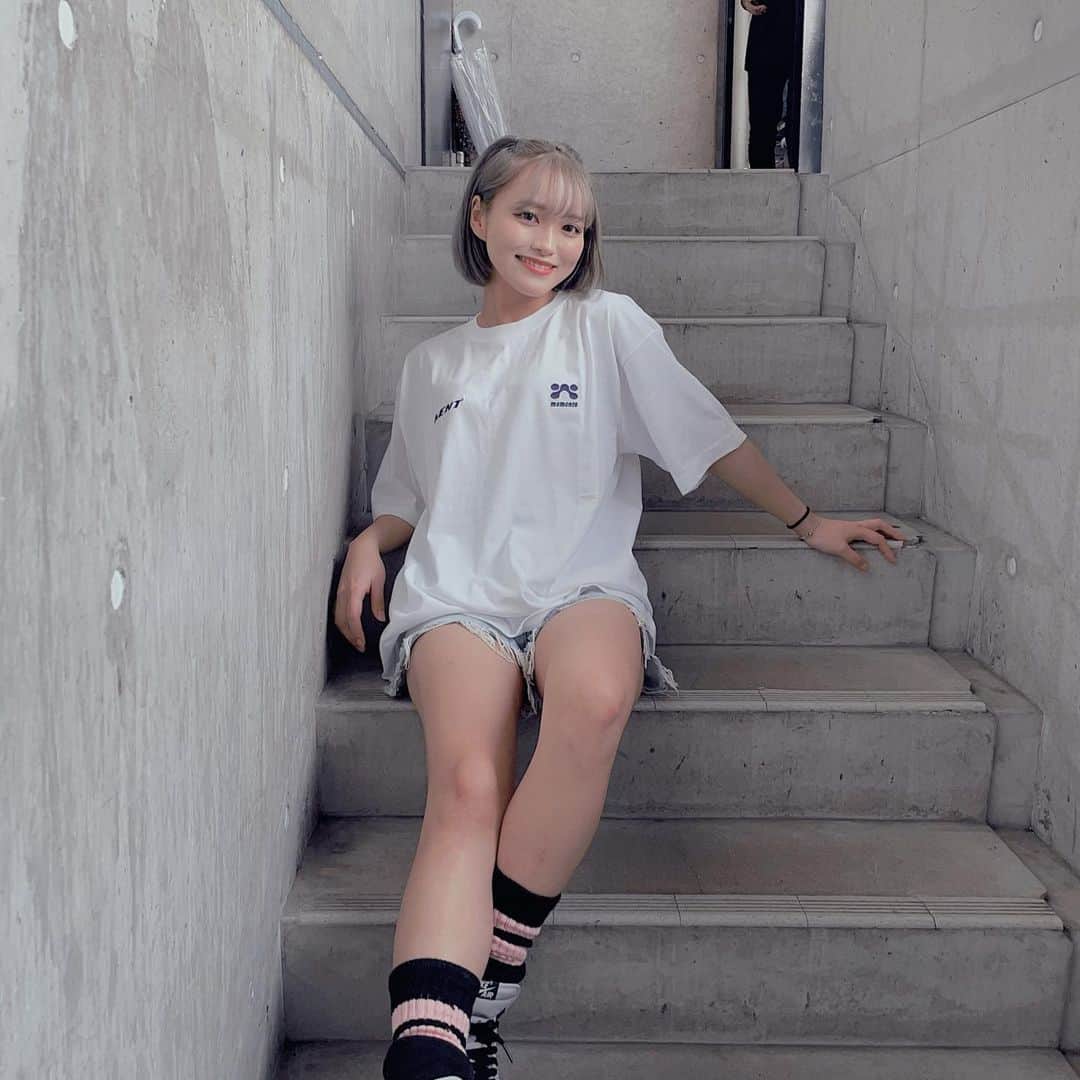 のインスタグラム：「💙🤍💙🤍 ・ ・ ・ やっぱり夏は 大きめTシャツにショーパンが 楽だし可愛いねぇ~🫧🩵 ・ 👕→ @memento_official_」