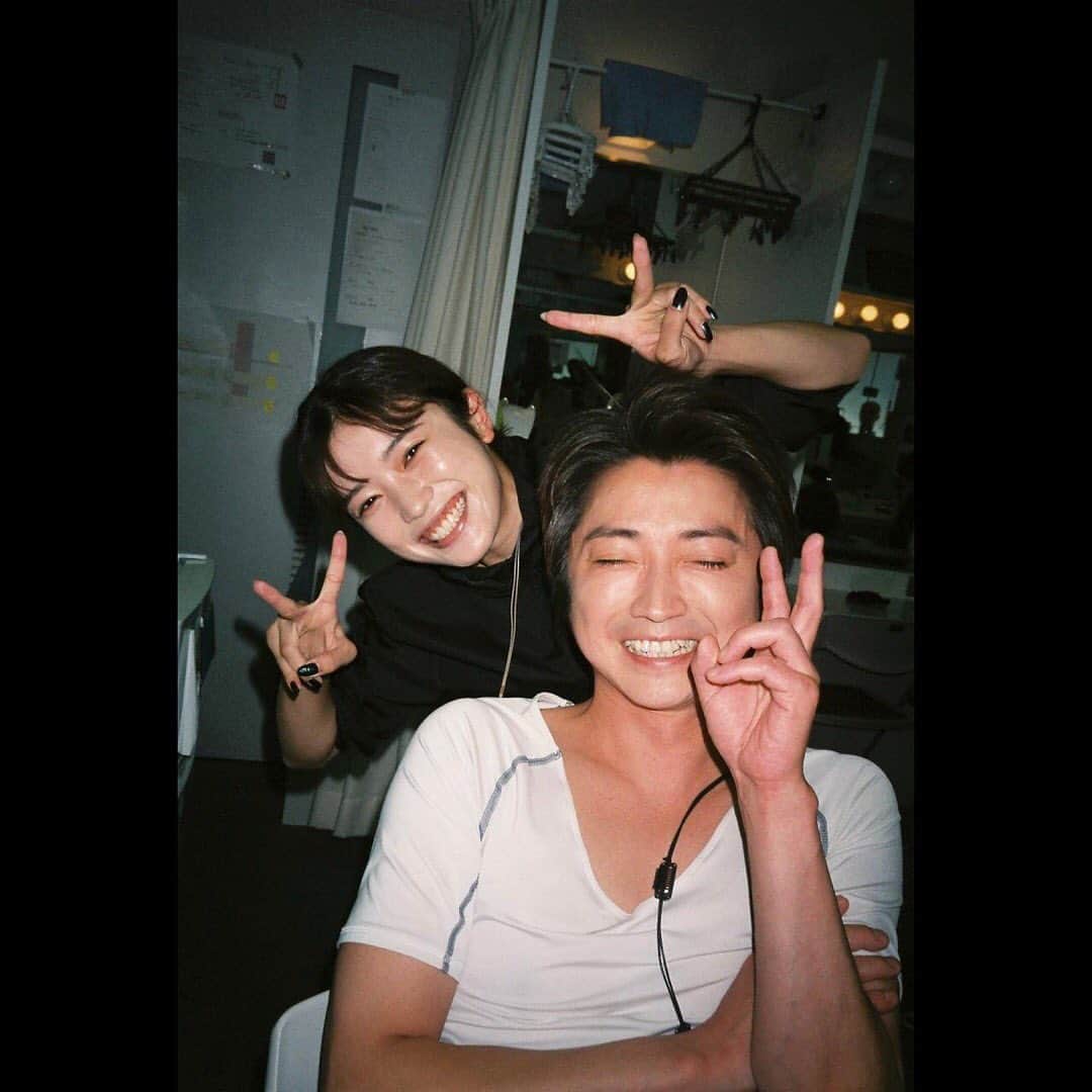 美山加恋のインスタグラム：「舞台「ハリー・ポッターと呪いの子」  卒業しました。  ついに、終着駅についた。  長い旅だった。  いまゆっくりと卒業を実感しているところです。  千穐楽の7月31日は、 ハリー・ポッターの誕生日。 去年のこの日も、 今のように竜也さんがいて、 いつも通り公演をしてハリーのお祝いをするはずでした。  しかし、叶いませんでした。  コロナの影響で、やむを追えず公演中止が続いた。 あの時期。  みんなで泣きながら劇場を後にした、 あの辛い時期から、1年。  ここまでの景色に、 やっと、 やっとの思いで、繋いできました。  全360ステージ出演。  途方もなく長く でも、青春のように短い。  一生忘れないであろう時間。  お客様には、中止になり歯痒い思いをさせてしまったこともありましたが、 こんなにもひとつの舞台を楽しみにしてくださっているお客様がいることを実感できる作品は、なかなかありません。  1年間、舞台上からみてきたあの光景は、 私が望んだ光景でした。  これからもずっとずっと、誇りです。  どの役になっても、 みんながいるこの劇場が、いつだって私の居場所だった。  暖かくて、熱くて、ピンチをきり抜けるチームワーク、底力がとてつもない。  3時間40分という時間の中でめまぐるしく動き回り、 それを今現在みんなは400ステージ以上やってる。 痛いほど苦労がわかる。  止められない。  本当に本当にすごいことです。  愛するカンパニーが、新たな家族とどこまでも羽ばたいていけますように。  これからも、お客様と共に  舞台に光を灯しつづけてください。  もっともっと思い出を綴りたいけど、 今日はここまでにします。  この作品で関わった全ての皆様へ、 本当にありがとうございました！  2022/6/16(pv)〜2023/5/31 嘆きのマートル役 2023/6/10〜7/31 デルフィー役　  美山加恋  #ハリポタ舞台 #呪いの子 #嘆きのマートル #デルフィー #harrypotterandthecursedchild #moaningmyrtle #delphini」