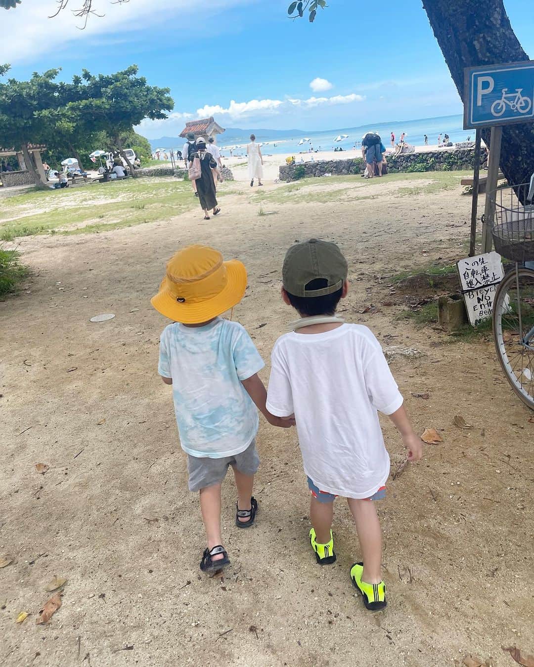 小川りかこのインスタグラム：「2日目は竹富島へ🛥 ママ友ちゃんが色々予約してくれて🥹🙏 牛車に乗った後、レンタサイクルをして竹富島内で唯一泳げるコンドイビーチへ🚲  白い砂浜と海のコントラストが美しい！ 穏やかな遠浅ビーチで、3歳児も楽しめました☺️🏖  👦もお友達と一緒でとっても楽しそう🎵  お昼ごはんは『かにふ』で沖縄そばに😋 外はめちゃくちゃ暑かったので、ここは涼しくて最高🙌  #コンドイビーチ#ビーチ#beach#竹富島#taketomi#taketomiisland #taketomijima #ishigaki#ishigakiisland#ishigakijima  #離島#離島巡り#夏休み#夏休みスタート#summer#summervacation #子育て#子育てママ#3歳#3歳男の子 #子連れ#子連れ旅行#沖縄#海」