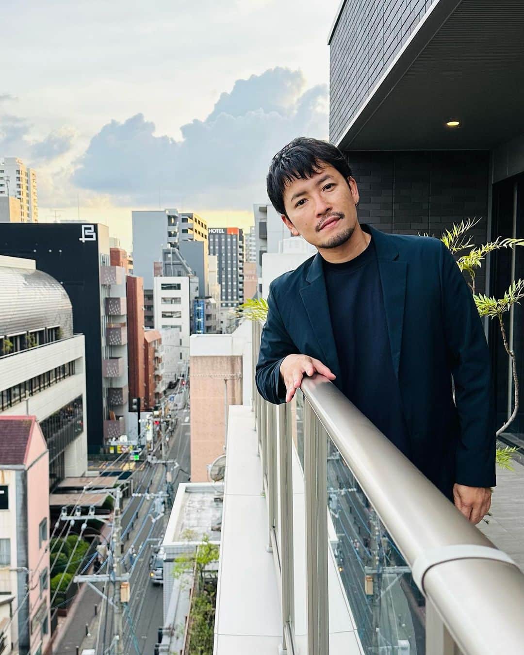 のインスタグラム：「Where do u think this is?  さあ、これは何処でしょう？コメント欄にてボケも含めてお待ちしてます！  この日のコーデ Setup @theory_jp  TShirt @marni  Sandal @marni」