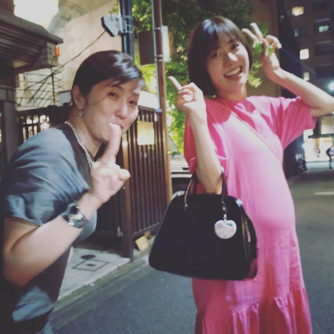 中村仁美さんのインスタグラム写真 - (中村仁美Instagram)「先日、いつものメンバーで定例会☺️  山﨑アナ 出産前 最後の集まり  いつものように たくさん話して たくさん笑って たくさん栄養とって  ざきさんは 初産だっていうのに すでに覚悟が決まっているようで  後輩ですが 相変わらず 頼もしかったです✨  ちなみに 島田さんが着ている フレンチブルのＴシャツ  私がまだ若手だった頃 ２０年くらい前に 彩夏さんにプレゼントしたもの  彩夏さん 物持ち良すぎます(笑)  赤ちゃんが産まれたら みんなでサポートすることを約束し 私達には珍しく この日は早め解散  ざきさん、頑張れ〜！ 私がドキドキしてきたよ💦  #フジテレビ #アナウンサー #元同僚 #定例会  #妊婦さん #神々しい  #頑張れ〜」8月1日 16時50分 - nakamura_hitomi_official