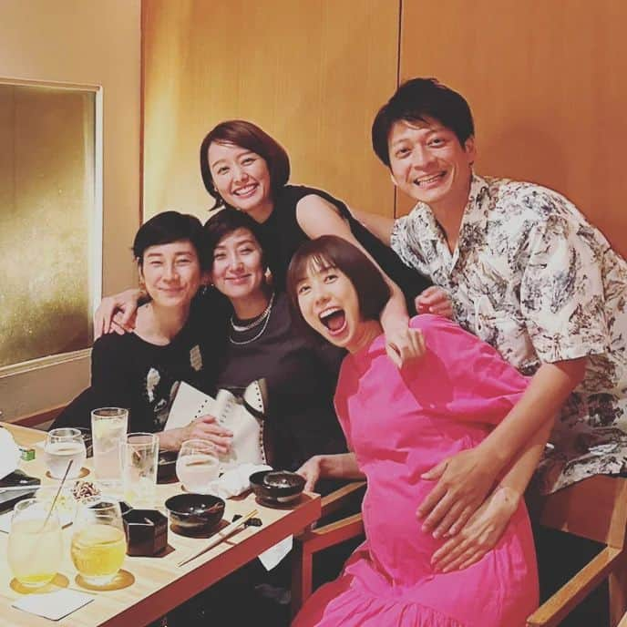 中村仁美さんのインスタグラム写真 - (中村仁美Instagram)「先日、いつものメンバーで定例会☺️  山﨑アナ 出産前 最後の集まり  いつものように たくさん話して たくさん笑って たくさん栄養とって  ざきさんは 初産だっていうのに すでに覚悟が決まっているようで  後輩ですが 相変わらず 頼もしかったです✨  ちなみに 島田さんが着ている フレンチブルのＴシャツ  私がまだ若手だった頃 ２０年くらい前に 彩夏さんにプレゼントしたもの  彩夏さん 物持ち良すぎます(笑)  赤ちゃんが産まれたら みんなでサポートすることを約束し 私達には珍しく この日は早め解散  ざきさん、頑張れ〜！ 私がドキドキしてきたよ💦  #フジテレビ #アナウンサー #元同僚 #定例会  #妊婦さん #神々しい  #頑張れ〜」8月1日 16時50分 - nakamura_hitomi_official