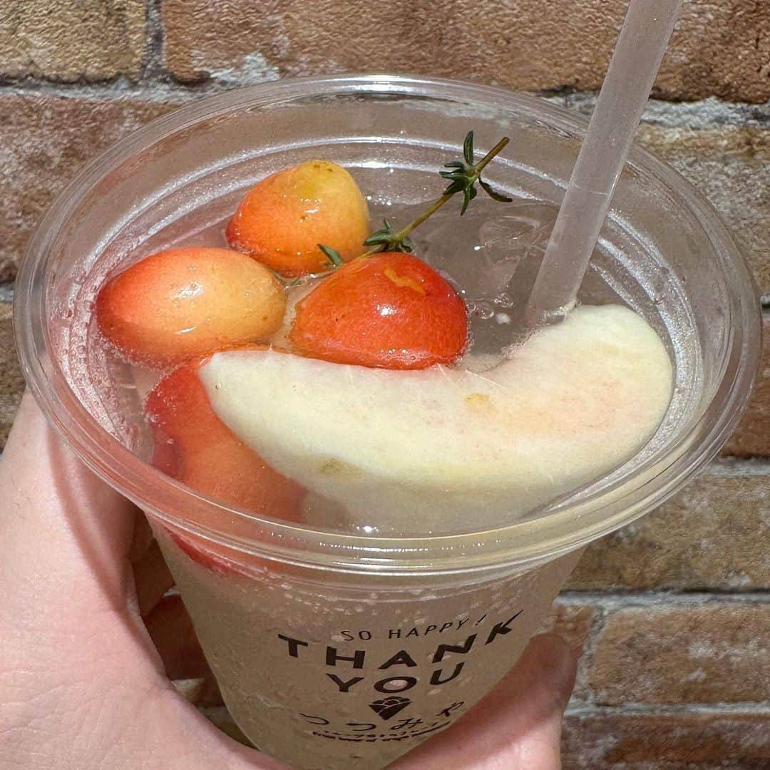 daimarusapporoさんのインスタグラム写真 - (daimarusapporoInstagram)「8月限定のさくらんぼ🍒 3階 キキヨコチョ(@kikiyococho_sapporo)フードコートの〈つつみや〉から、8月限定のクレープとドリンクをご紹介します！  🍑🍒ごろっと さくらんぼとももソーダ しゅわっとさわやかな桃のソーダに、さくらんぼと桃がたっぷり入っています❤ 冷たくて甘酸っぱくて夏にぴったり！暑さが吹き飛ぶドリンクです。  🍫🍒さくらんぼとチョコクリーム クレープは、チョコ生地＆チョコクリームとさくらんぼの組み合わせ！ 大粒のさくらんぼが8粒も入っているので、ジューシーな甘さとほろ苦さを堪能できます🥰  見た目のかわいさはもちろん、さくらんぼのおいしいさを活かした味わいは必見です👀 お買い物の休憩タイムに、ぜひ味わってみてください🍒  ※どちらも8月中までの限定販売です！  #大丸札幌 #kikiyococho #キキヨコチョ #つつみや #クレープ屋さん #札幌クレープ #札幌スイーツ #さくらんぼスイーツ #さくらんぼ #期間限定スイーツ」8月1日 16時54分 - daimarusapporo