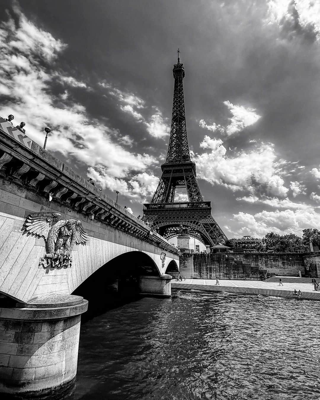 宍戸開のインスタグラム：「☆税金では行っておりません！  #bandw #bw #monochrome #streetphotography #storyofthestreet #streetofparis #streetcinematography #iphone14pro #photography #photographer #kaishishido #photooftheday #bnw #paris #orsay #effeltower #laseine #france 🇫🇷🗼」
