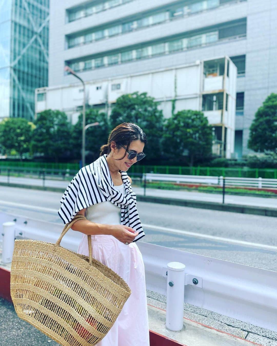 のインスタグラム：「すごい雷⚡️でした💦雨☔️もー。朝からの撮影が終わり、自宅で原稿を書いていたタイミングだったから良かった😆まだ降る地域もあるのかしら。お足元気をつけて。  さて。 @armorlux.jp とAMARCとのコラボボーダーTシャツや、またまた最近ヘビロテの @bonmagique_jewellery のバロックパールピアスなど。『AMARC magazine ISSUE.03』内で発売中のオリジナルアイテムたち、明後日３日11時59分までの受付になりました。 @amarclifestore でぜひ、チェックしてくださいね💚🩵  @armorlux.jp アルモリュクスは、フランス🇫🇷の国鉄の制服などを手掛ける、歴史あるブランド。オーガニックコットン100％で、驚くほど柔らか。艶っぽく着たいから、ネックを少し広めに開けていただきました。Made in France。  @bonmagique_jewellery のバロックパールのピアス、イヤリング、ネックレスは、本当にクオリティの高いパールを厳選。色や11mmというサイズも、私がリクエストさせていただきました。創刊号の巻頭で、アンジェラがずっとつけていたもの。いつか、と思っている方はぜひ。数少ない、「一生もの」かなあ、と思います。  今日はロケだったので @upperhights のタンクトップに @third_magazine のパンツ。 @armorlux.jp ✖️AMARCのカットソーを肩掛けしてポイントに。寒い室内では着ます😆どでかバッグは @zarahome でサンダルは @hereu_jp です👡 #amarcオリジナルアイテムは #私の着画は @amarc_official で #ご紹介しています」