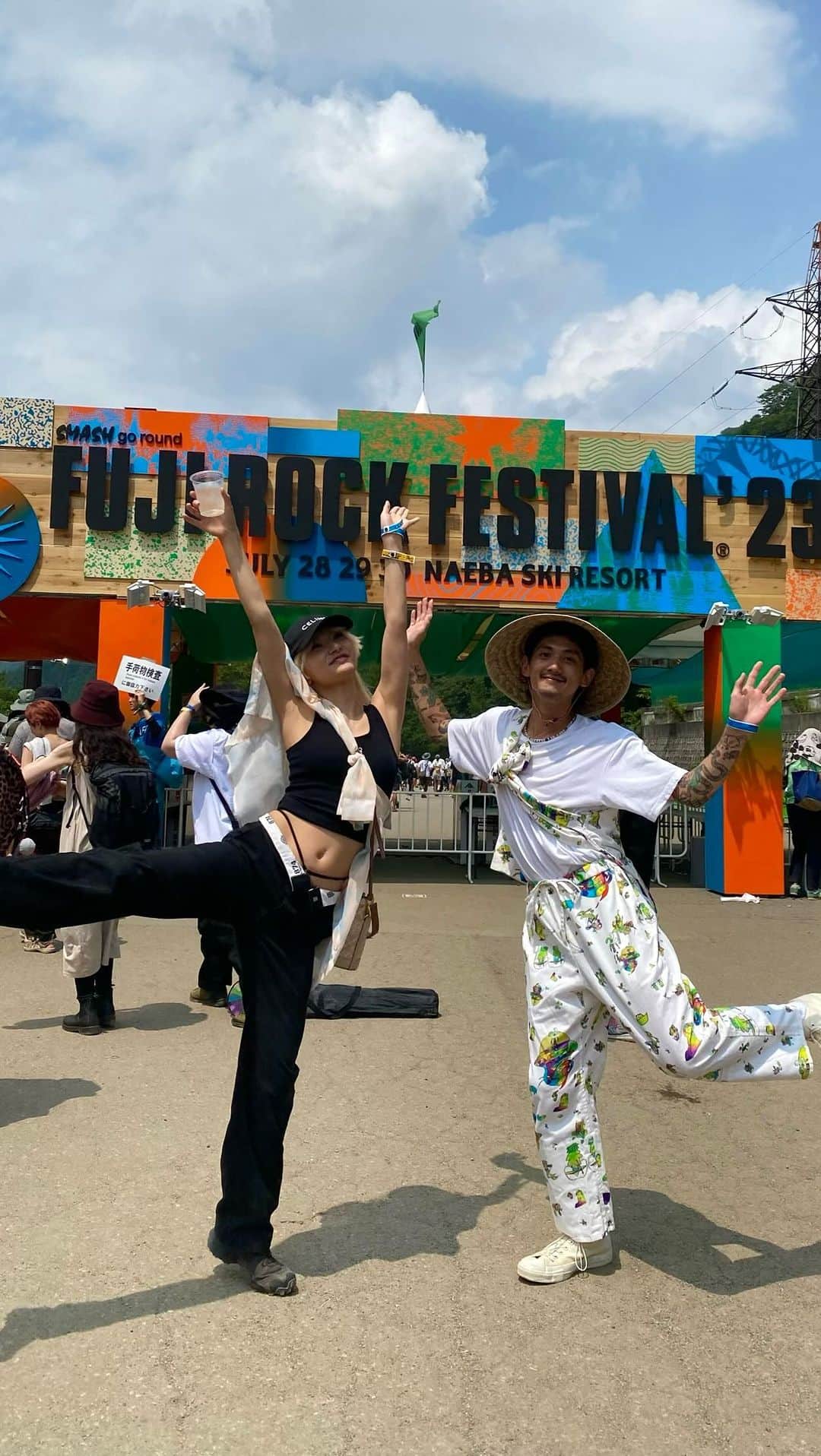 中川友里のインスタグラム：「フジロックは初めて会うひとでも貴女はlovelyね、とか言って 一緒にダンスしてくれたり、  感動して思わず泣いてハグしたり、  シャイな日本人でも、まるで海外みたいなあったかいファミリーみたいな温度感があるのが大好きです。  同じ目的にベクトル向いてる仲間が揃うので  音楽の会話したり、最近どうなのーとか、会ったら乾杯しようね！とか共通項趣味の会う仲間と会う年一回の忘年会みたいな気持ち😂🦋  海外のフェス以外は普段のクラブ行くような気持ちなんだ😂🌻  そこで起きる一期一会もドラマだったりする🫶  フジロックの良さは家族で来れるところだと思うんだけど、  往年のアーティストを、家族で来たお父さんが青春を思い出すようなキラキラした目をしていて  その息子はそんな、お父さんの初めて見る姿。そしてその子には一周回って初めて聴く新鮮な音楽感覚。時代を越えるドラマがあるのがいいよね🥲😭💓  と、今年もそんな姿を目に焼き付けてうるうるしていました🥺  いつか私も家族が出来たら一緒に来たい、と思うフェス。  そしてDJをしているからには死ぬまでにどんな形でも @fujirock_jp にDJで出演したい、というのがずっと掲げている人生の目標です。  みんなの最高の夏休みの思い出の1ページにちょぴっとでもいいから色を塗りたい。  私は何色になれるかな🎨✨🌈   #fujirock」