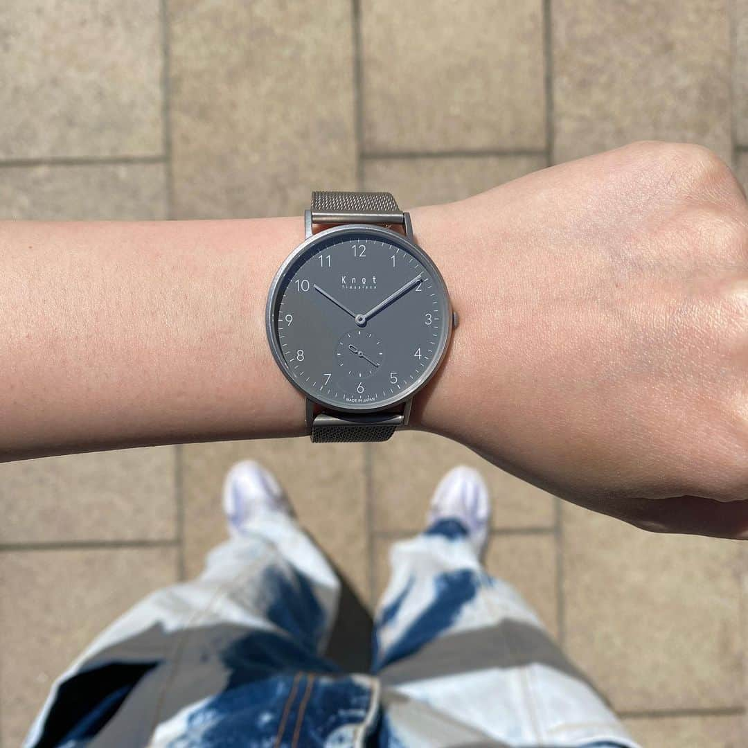 Maker's Watch Knotさんのインスタグラム写真 - (Maker's Watch KnotInstagram)「こんにちは！ 札幌ステラプレイスギャラリーショップの藤原です💫  白文字のアラビア数字とマット加工されたケースがカジュアルスタイルにピッタリの、スモールセコンドアラビック。今日はALLグレーでカスタマイズしてみました🐰🩶  ストラップは汗ばむ季節にも使いやすいステンレスメッシュです。  夏のTシャツスタイルに、シンプルながらしっかりアクセントになってくれるカスタマイズです☀️  ぜひ店頭でもお試しください。  時計:スモールセコンドアラビック(CS-36ASVGR) ストップ:メッシュステンレス(MS-18GRGR)  #knotwatch #watch #wristwatch #japan #madeinjapan #時計 #腕時計 #国産時計 #カスタムオーダー #札幌 #札幌ステラプレイス #sapporo #sapporostellarplace #손목시계 #맞춤형 #삿포로#홋카이도 #手表」8月1日 17時06分 - makers_watch_knot