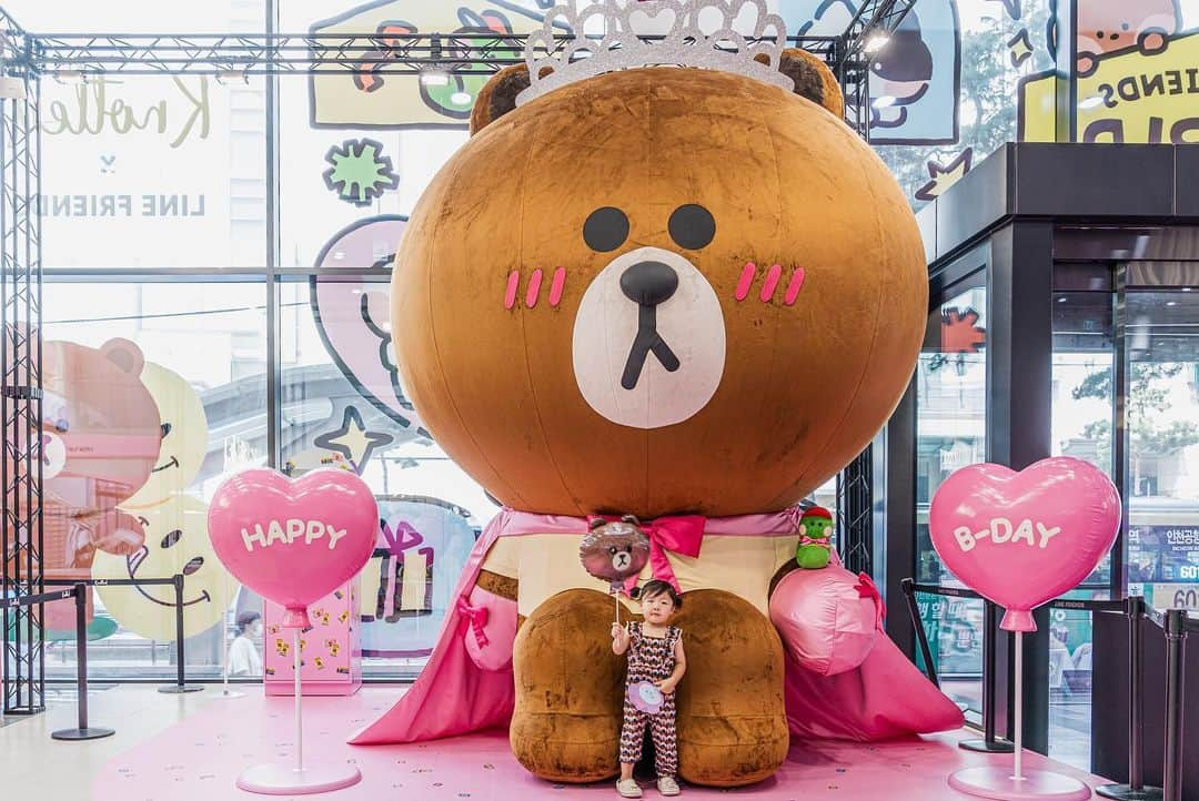 LINE FRIENDSさんのインスタグラム写真 - (LINE FRIENDSInstagram)「A week left till BROWN's birthday 🎉  It is going to be the BIGGEST and FANCIEST birthday party!  LINE FRIENDS have prepared various gifts for those who come and celebrate BROWN's party!  1️⃣ LOVE BROWN t-shirts CONY made with love 2️⃣ BROWN compliment stickers SALLY made 3️⃣ BROWN Balloon CHOCO made  Don't miss the chance to get tremendous gifts from BROWN 8/1 - 8/15, for 15 days! Come and celebrate King BROWN's birthday! See you in Myeongdong LINE FRIENDS WORLD Pop-up Store👋  🎡𝗟𝗜𝗡𝗘 𝗙𝗥𝗜𝗘𝗡𝗗𝗦 𝗪𝗢𝗥𝗟𝗗 𝗣𝗢𝗣-𝗨𝗣 𝗦𝗧𝗢𝗥𝗘 🐻BROWN's Birthday Party • 8.1(TUE) - 8.15(TUE) 11AM - 8PM KST • Timewalk Myeongdong Building 👉Check the link in our bio!  🌎 You can meet Mega BROWN also in Thailand, Taiwan and Hong Kong! Find more details in accounts below💫  @linefriends_taiwan @linefriends_th @linefriends_hkg  #브라운 #미니니 #minini #라인프렌즈 #라인프렌즈월드 #라인프렌즈월드팝업 #명동 #팝업 #BROWN #BROWNDAY2023 #브라운데이 #LINEFRIENDS #LINEFRIENDSWORLD #LINEFRIENDSWORLD_POPUP #myeongdong #popup #welcome」8月1日 18時00分 - linefriends