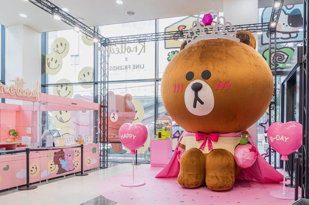 LINE FRIENDSさんのインスタグラム写真 - (LINE FRIENDSInstagram)「A week left till BROWN's birthday 🎉  It is going to be the BIGGEST and FANCIEST birthday party!  LINE FRIENDS have prepared various gifts for those who come and celebrate BROWN's party!  1️⃣ LOVE BROWN t-shirts CONY made with love 2️⃣ BROWN compliment stickers SALLY made 3️⃣ BROWN Balloon CHOCO made  Don't miss the chance to get tremendous gifts from BROWN 8/1 - 8/15, for 15 days! Come and celebrate King BROWN's birthday! See you in Myeongdong LINE FRIENDS WORLD Pop-up Store👋  🎡𝗟𝗜𝗡𝗘 𝗙𝗥𝗜𝗘𝗡𝗗𝗦 𝗪𝗢𝗥𝗟𝗗 𝗣𝗢𝗣-𝗨𝗣 𝗦𝗧𝗢𝗥𝗘 🐻BROWN's Birthday Party • 8.1(TUE) - 8.15(TUE) 11AM - 8PM KST • Timewalk Myeongdong Building 👉Check the link in our bio!  🌎 You can meet Mega BROWN also in Thailand, Taiwan and Hong Kong! Find more details in accounts below💫  @linefriends_taiwan @linefriends_th @linefriends_hkg  #브라운 #미니니 #minini #라인프렌즈 #라인프렌즈월드 #라인프렌즈월드팝업 #명동 #팝업 #BROWN #BROWNDAY2023 #브라운데이 #LINEFRIENDS #LINEFRIENDSWORLD #LINEFRIENDSWORLD_POPUP #myeongdong #popup #welcome」8月1日 18時00分 - linefriends