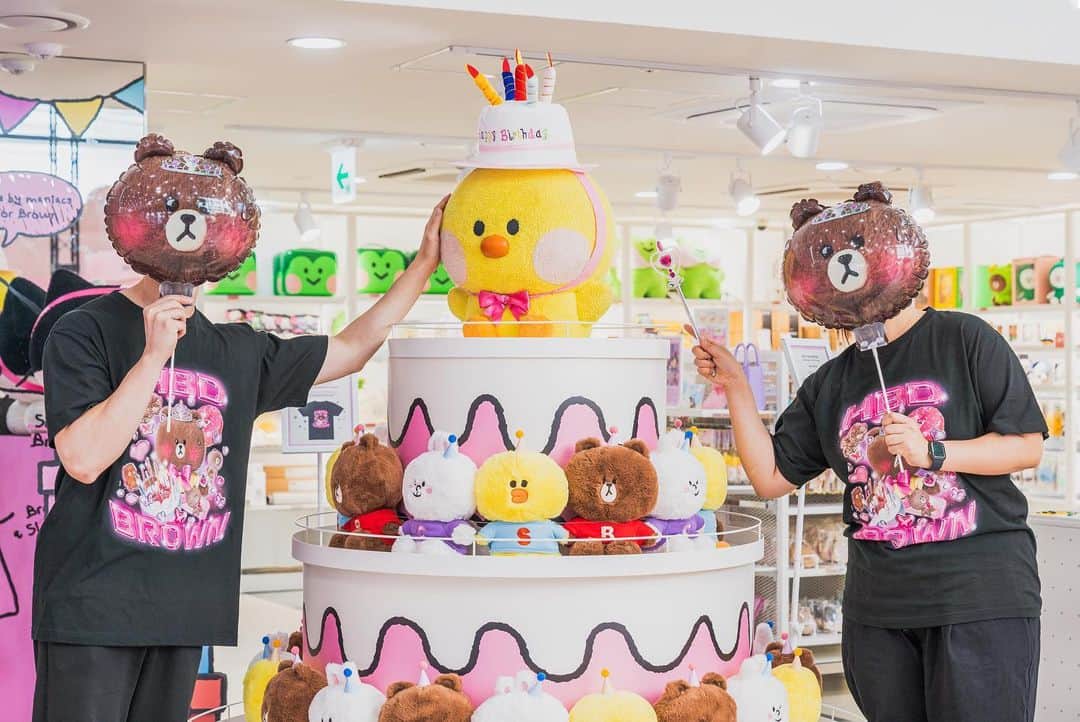 LINE FRIENDSさんのインスタグラム写真 - (LINE FRIENDSInstagram)「A week left till BROWN's birthday 🎉  It is going to be the BIGGEST and FANCIEST birthday party!  LINE FRIENDS have prepared various gifts for those who come and celebrate BROWN's party!  1️⃣ LOVE BROWN t-shirts CONY made with love 2️⃣ BROWN compliment stickers SALLY made 3️⃣ BROWN Balloon CHOCO made  Don't miss the chance to get tremendous gifts from BROWN 8/1 - 8/15, for 15 days! Come and celebrate King BROWN's birthday! See you in Myeongdong LINE FRIENDS WORLD Pop-up Store👋  🎡𝗟𝗜𝗡𝗘 𝗙𝗥𝗜𝗘𝗡𝗗𝗦 𝗪𝗢𝗥𝗟𝗗 𝗣𝗢𝗣-𝗨𝗣 𝗦𝗧𝗢𝗥𝗘 🐻BROWN's Birthday Party • 8.1(TUE) - 8.15(TUE) 11AM - 8PM KST • Timewalk Myeongdong Building 👉Check the link in our bio!  🌎 You can meet Mega BROWN also in Thailand, Taiwan and Hong Kong! Find more details in accounts below💫  @linefriends_taiwan @linefriends_th @linefriends_hkg  #브라운 #미니니 #minini #라인프렌즈 #라인프렌즈월드 #라인프렌즈월드팝업 #명동 #팝업 #BROWN #BROWNDAY2023 #브라운데이 #LINEFRIENDS #LINEFRIENDSWORLD #LINEFRIENDSWORLD_POPUP #myeongdong #popup #welcome」8月1日 18時00分 - linefriends