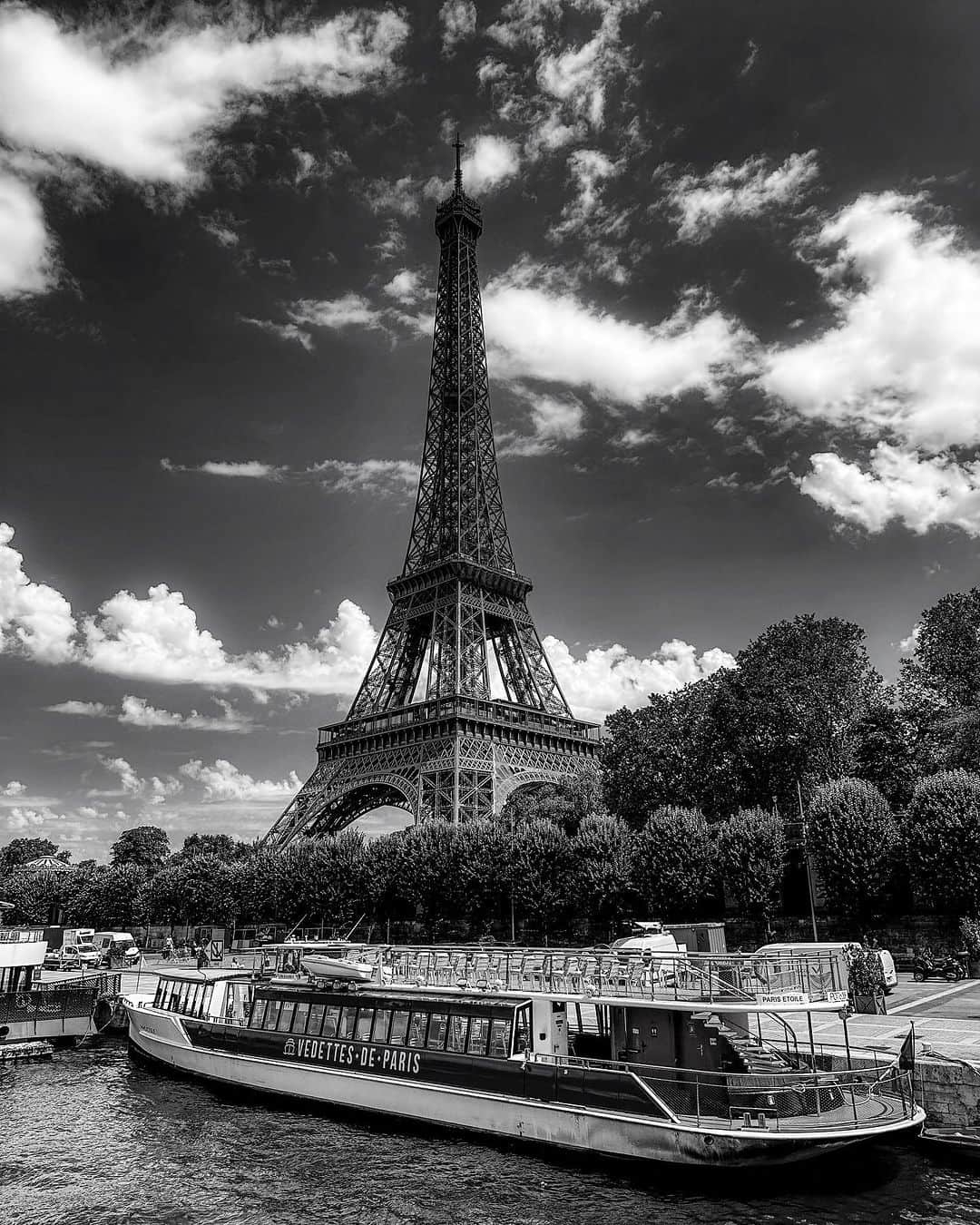 宍戸開のインスタグラム：「☆税金では行っておりません！笑  #bandw #bw #monochrome #streetphotography #storyofthestreet #streetofparis #streetcinematography #iphone14pro #photography #photographer #kaishishido #photooftheday #bnw #paris #orsay #effeltower #laseine #france 🇫🇷🗼」