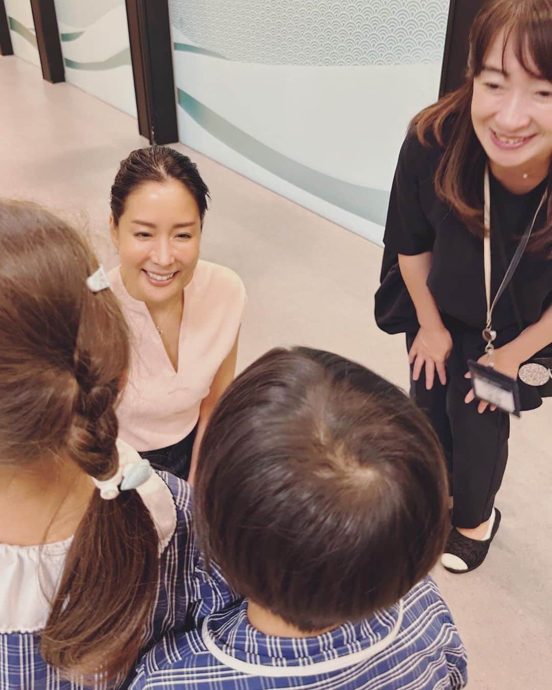 内田恭子のインスタグラム：「こんにちは。  先日視察に行った南青山キッズガーデンでは、ちょうど月1の子供たちの英語のプレゼンテーションが行われていました。たくさんの保護者の方が発表を見にきていらしていて、平日にも関わらず、たくさんのお父さんたちの姿があったのも印象的でした。日頃から積極的に育児に関わるお父さんたちがいらっしゃるとと頼もしいですね。  先日もニュースになっていたのが、企業で働く男性の育児休業の取得率は、昨年度およそ17％。これは過去最高だそうですが、厚生労政府が2025年までの目標とするのは50％。あと3年で数字はどう伸びるのでしょうか。  女性は仕事をしていても、していなくても、育児中は身体的にも精神的にも負担が大きくかかります。自分の時間は皆無に等しく、多少体調が悪くても自分のことは後回しで、育児に時間を費やしています。  先日やった女性のためのマインドフルネスのクラスでも、自分の身体の不調をあげるお母さんたちがたくさんいらっしゃいました。お母さんたちは、毎日大変な中で育児をしているんです。  育児とキャリアで悩んだり、物理的にも精神的にも余裕がなかったり、上手くバランスのとれない自分にもどかしさを感じたり。私もそのひとりです。  そういったお母さんたちの支えのひとつになるような場が増えるよう、私も微力ながらお手伝いしていきます。  #キッズガーデン  #kidsgarden  #南青山  #お母さんたちの笑顔  #育児  #内田恭子  #kyokouchida」