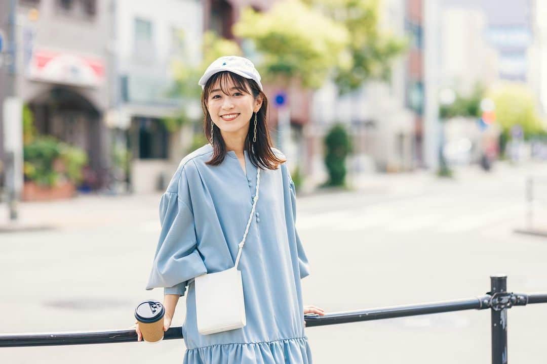 伊藤舞のインスタグラム：「🩵 ワンピースは チャコールグレーとアッシュブルーの2色展開です♡ . 私もどっちを買おうか、ずっと悩んでいます…🥺 . 〈balloonsleeve tiered  onepiece〉 2023.8.4(fri) 09:00- Hholic onlinestoreにて予約開始 . . #arne #hholic #コラボアイテム #ワンピース #ティアードワンピース  #onepiece」
