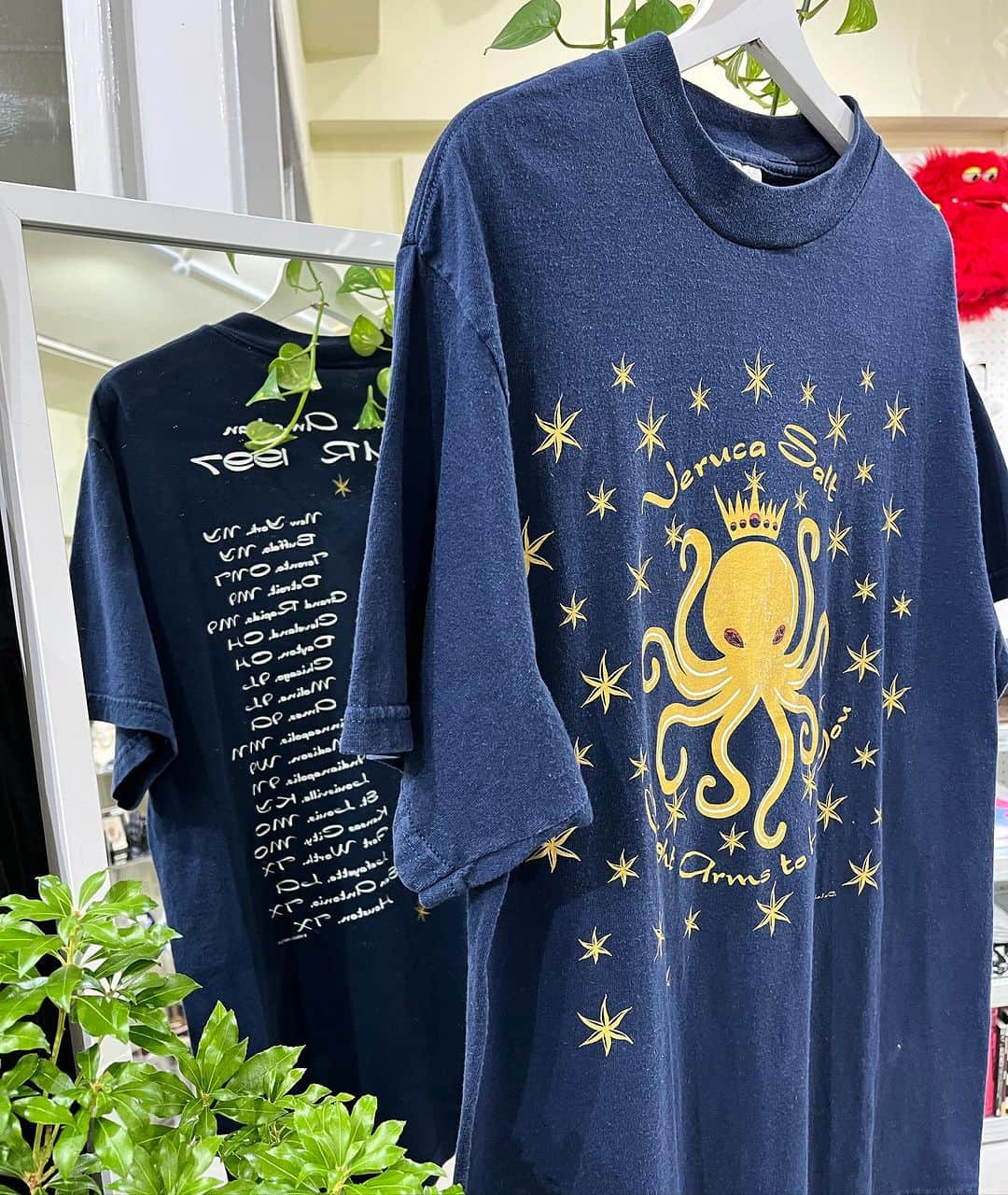 ジャムルのインスタグラム：「1997's　VERUCA SALT ¥18000+tax(19800) . 1992年にアメリカのシカゴで結成されたバンド、VERUCA SALT。  歪んだギターとローファイなサウンド、尚且つポップでキャッチーな楽曲が とにかく洒落ている女性二人のツートップVo.が人気のバンドです。  こちらは1997年にリリースしたアルバム「Eight Arms to Hold You」からのツアーTシャツ。 フロントにはアルバムジャケットと同じグラフィック、バックにはツアー日程がびっしりと入るナイスデザイン！ . ボディーはジャマイカ製 TULTEX　袖、裾共にダブルステッチ。 フロント左腹部辺りに小さな薄汚れ、全体的に多少の使用感はございますが コンディションは一般的なUSEDレベルだと思います。  人気の割には見かける事の少ないヴェルーカ・ソルトのTシャツ、この機会に是非。 .  WEB SHOPに入荷しております。 是非ご覧ください。 jammru.com  #お問い合わせはお電話で承ります #jammru#jammru_tee#vintagetshirt #vintagetee#vintagebandtee#verucasalt  #osaka  #fashion  #streetstyle  #streetfashion  #vtg  #vintage  #used  #usedclothing  #古着 #古着屋 #ファッション #70s #80s #90s」