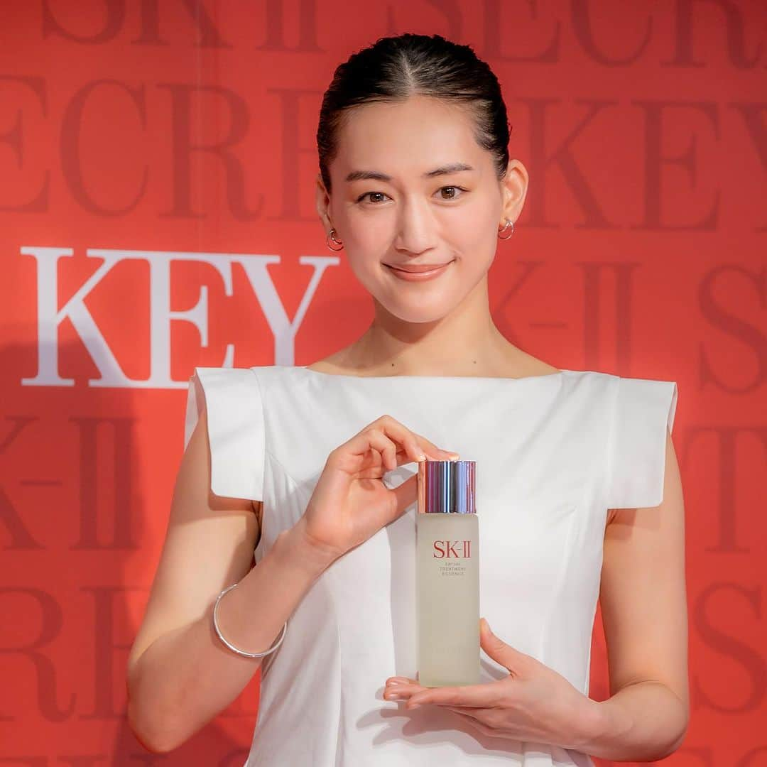 SK-II's Official Instagramさんのインスタグラム写真 - (SK-II's Official InstagramInstagram)「Haruka Ayase graced our #SKIISECRETKEYHOUSE and showed all that you can be with SK-II secrets. ✨   #SKIITheSecretKey #SKIIxAyase」8月1日 17時15分 - skii