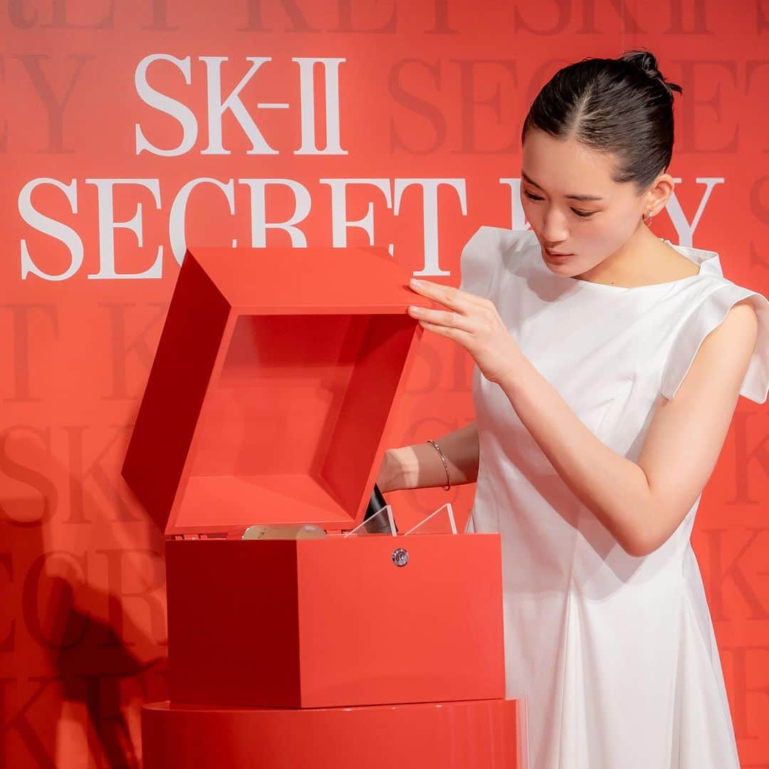 SK-II's Official Instagramのインスタグラム：「Haruka Ayase graced our #SKIISECRETKEYHOUSE and showed all that you can be with SK-II secrets. ✨   #SKIITheSecretKey #SKIIxAyase」