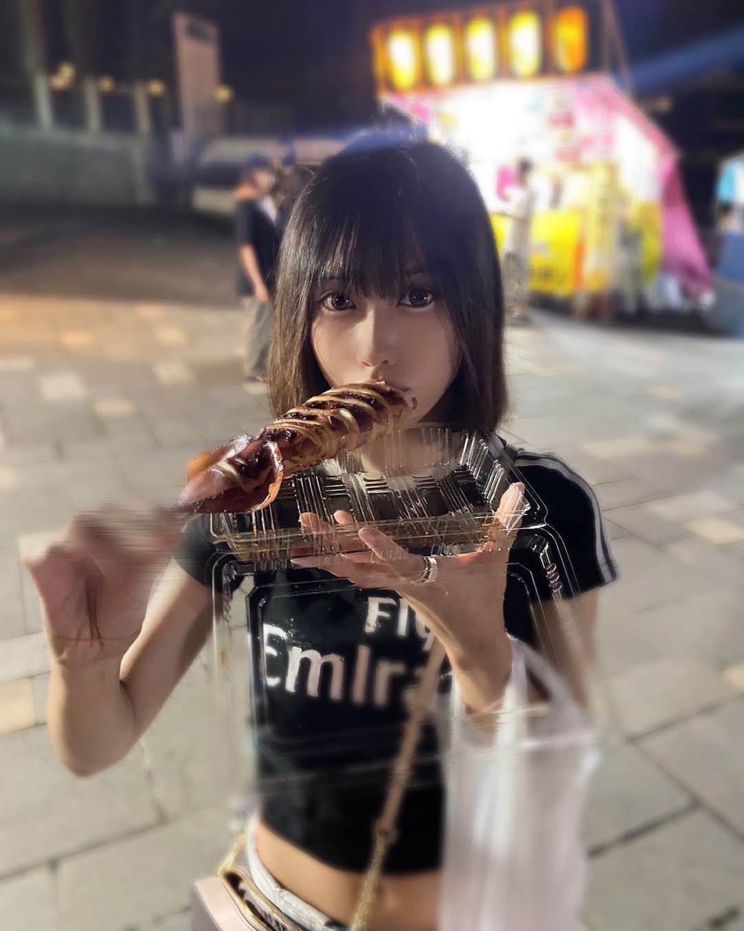 酸素のインスタグラム：「みんなは屋台で何買うの〜❔ 私はイカ焼き🦑！！」
