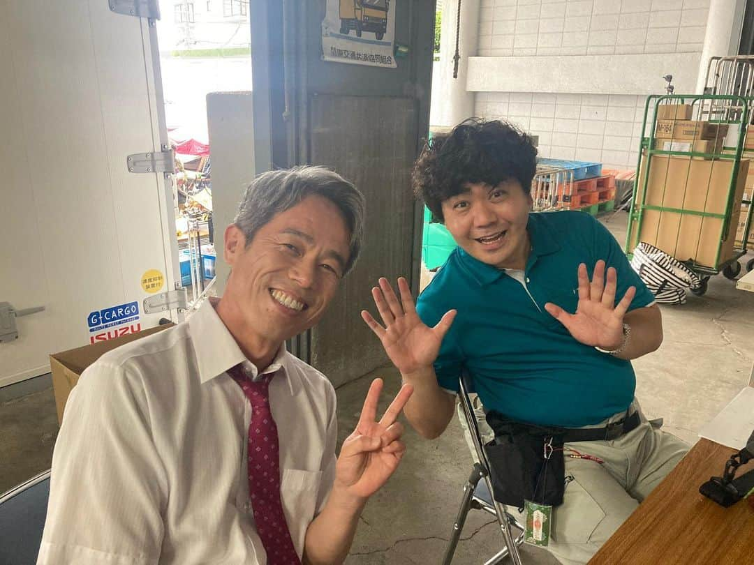 初恋、ざらりさんのインスタグラム写真 - (初恋、ざらりInstagram)「#初恋ざらり 🌸🤍オフショット  楽々運送の久保田所長( #渡邊聡 )と ドライバーの千葉さん( #福澤重文)  有紗( #小野花梨)と岡村( #風間俊介)を 優しく見守ってくれています☺️   第5話は8月4日(金) 深夜24時12分から放送️🫧  TVerで見逃し配信中𓂃 𓈒𓏸」8月1日 17時16分 - tx_koizara