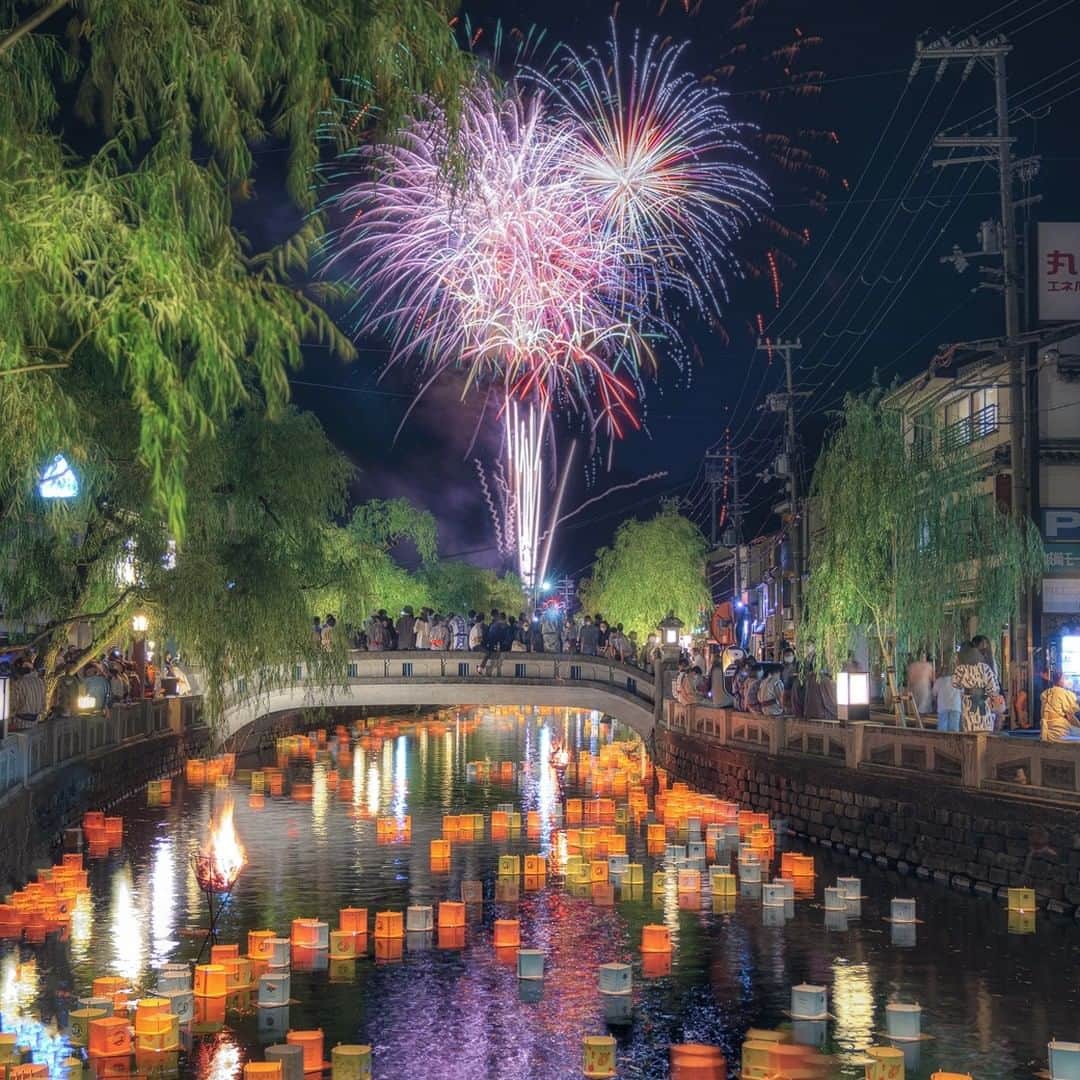 のインスタグラム：「＼真夏の幻想風景⭐城崎温泉の花火と灯篭／ 本日は、城崎温泉から花火をパシャリ📷  柳並木の温泉街が広がる、城崎温泉。 毎年夏には花火が打ち上げられ、浴衣を着て眺める花火は風情があります。  また、8月25日（金）には、願い事を書いた灯篭を流す「大谿川(おおたにがわ)納涼灯篭流し」が行われるようです。 花火と柳並木を背景に、たくさんの燈籠が浮かぶ風景は、きっと思わず写真に収めたくなるはず✨  みなさんオススメの関西のスポットがあれば、コメントで教えてください！  #関西電力 #灯りフォト部  #城崎温泉 #温泉街 #温泉 #温泉旅行 #花火 #夏の思い出 #日本の絶景 #日本の景色 #関西旅行 #関西観光 #兵庫旅行 #兵庫観光 #写真好きな人と繋がりたい #カメラ好きな人と繋がりたい」