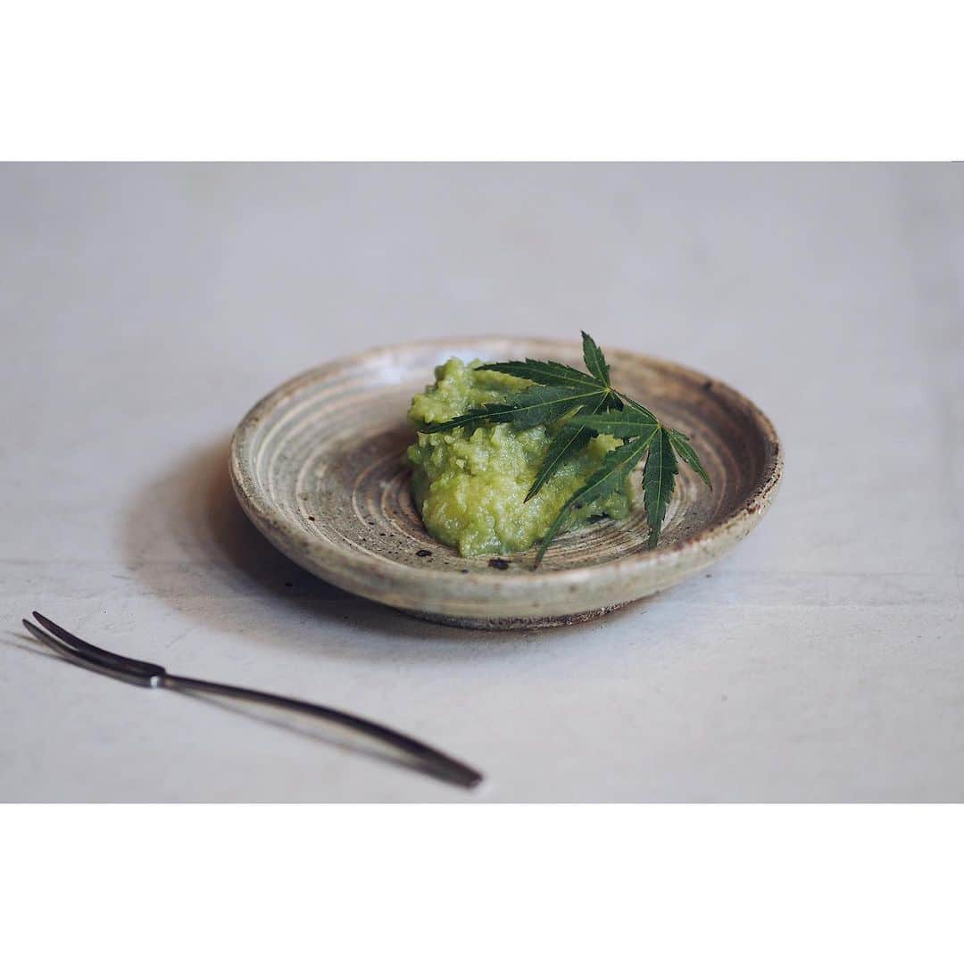 陶屋なづなのインスタグラム：「TAKASHI YOMIYA EXHIBITION  余宮隆展 3週目最終週は 8/3(木)4(金)5(土)Openです。  #余宮隆 #うつわ#陶器　 #刷毛目小皿 #テーブルコーディネート #テーブルウェア  #テーブルセッティング  #インテリアアート #インテリアスタイリング  #tabledecor #tableware  #奈良#広陵町 #北葛城郡#真美ケ丘#五位堂 #陶屋なづな  気になる作品などございましたらお問い合わせ下さい。 ※暑い日が続いております。 ご遠方のお客様やお出かけが難しいお客様 営業日が少なく、日程が合わずお越しいただけないお客様 ご希望がございましたら、店内リモートでご案内致します。 どうぞお気軽にお問い合わせ下さい。  なおオンラインショップでのご案内は会期終了後に予定しております。 どうぞよろしくお願いします。」