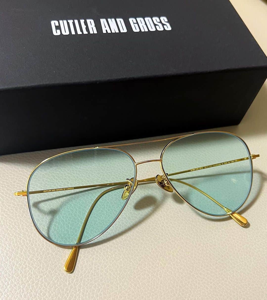 $oichiroのインスタグラム：「#cutlerandgross  またサングラス買っちゃいました カトラーと言えばキングスマンやね🕶️  持ってるサングラスの中で 1番好きな色かも...  #cutlerandgross #kingsman #sunglasses #new #emeraldgreen #teardrop」