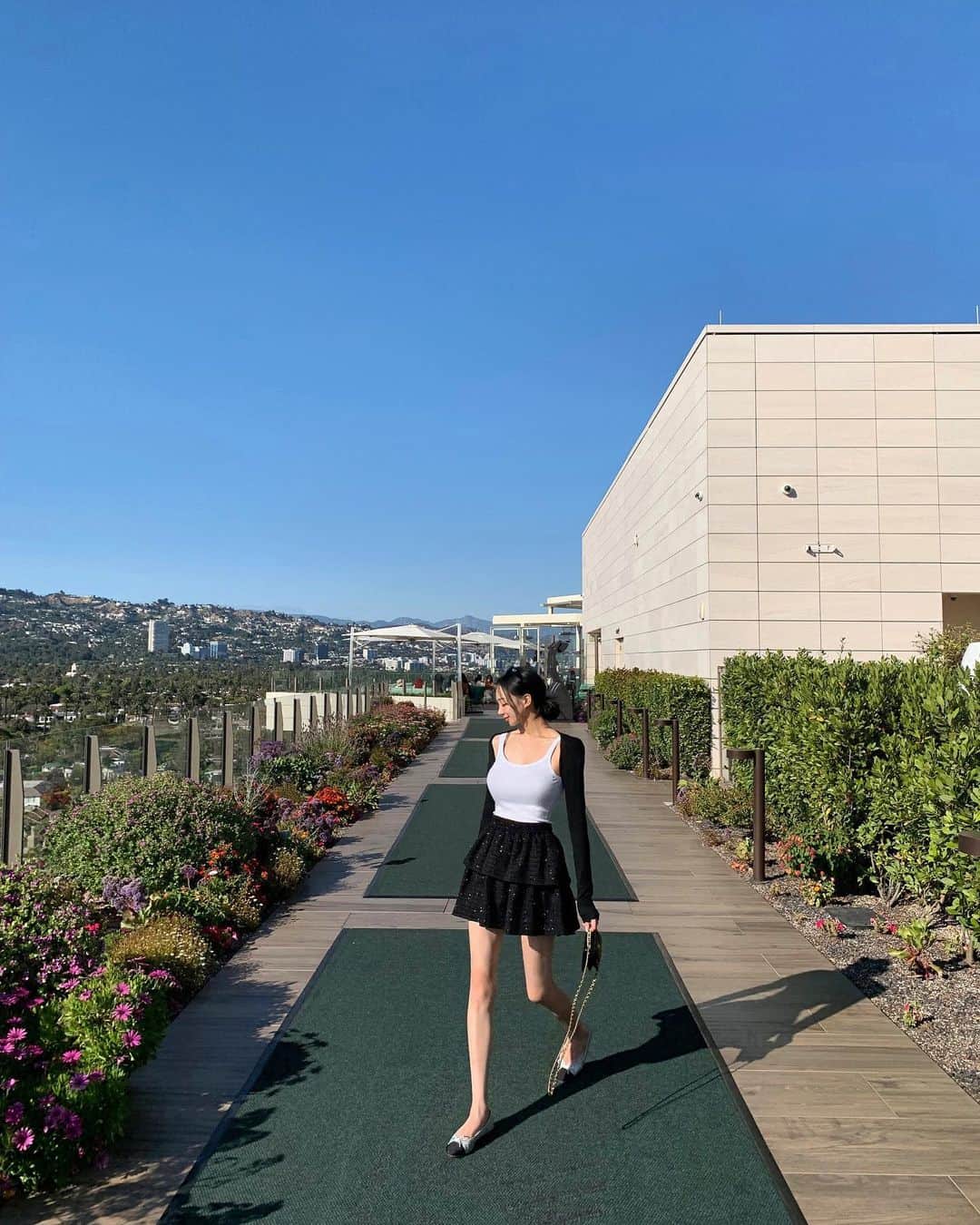 のインスタグラム：「- 예약해둔거 깜빡하고 있다가 급하게 세수만 하고 나와서 초췌했지만 옷이랑 하늘이 다했다 !!! 👻💙」