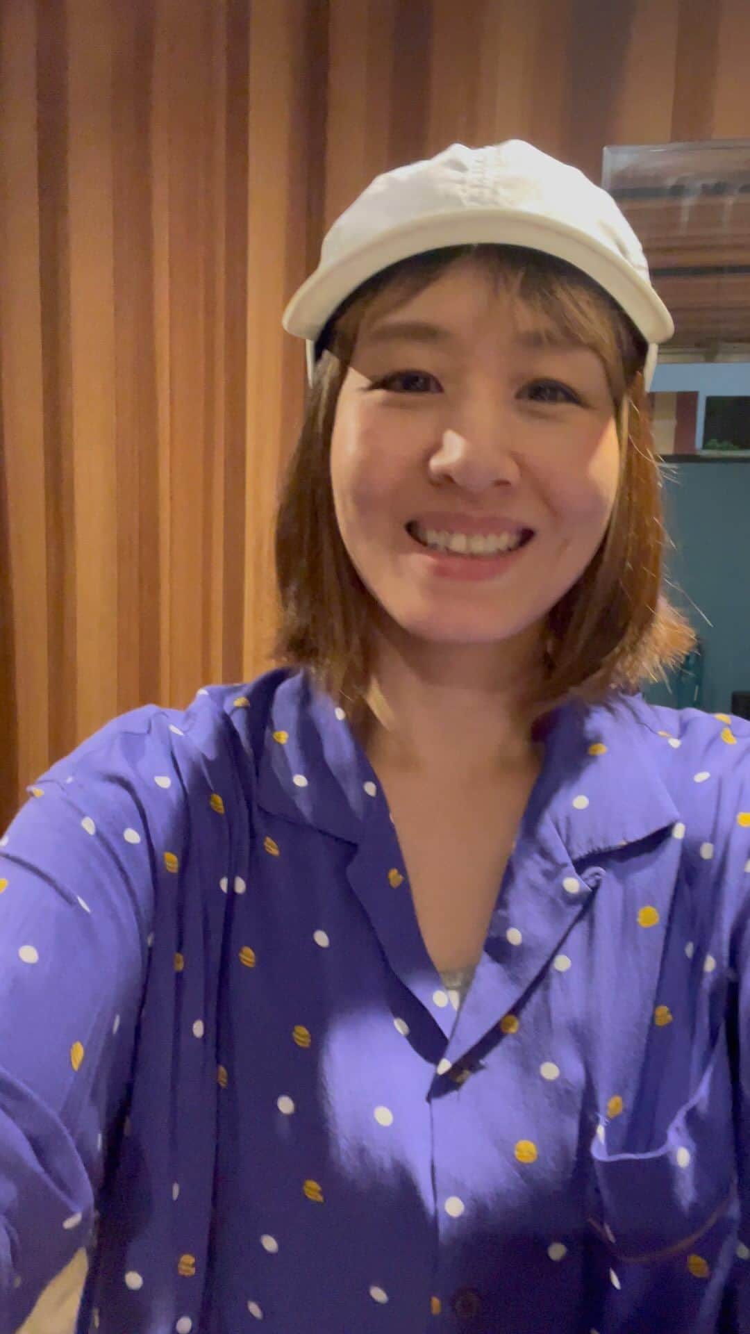 奥村愛子のインスタグラム：「📜  ライブの打ち上げなんかの場で スタッフ・メンバーの名前を1人ずつ呼ぶときに その名を呼ぶとひゅーっと歓声があがるほど バンドメンバー人気の高いやまもとさん  その仕事にも人柄にも 全幅の信頼を寄せております  このあと 「やだー　意味わかんなーい」 と言っていました かわいいひとです」