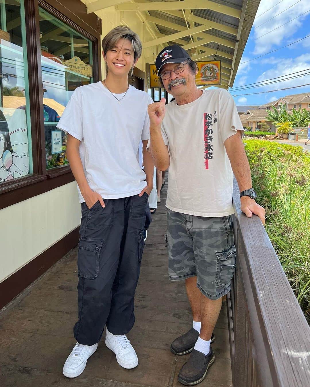 高澤笑大郎のインスタグラム：「僕の大好きなノースショアの @matsumotoshaveice 🍧 いつも、オーナーのStanleyさんと奥様、あいさん、ファミリー皆さんが僕たちに優しく話しかけてくれるから 日本に帰ったような気持ちになります。 ありがとうございます🥹  お気に入りのシロップはグレープ、ラムネ、ライチです(^^)そしてここのオリジナルT-シャツが沢山種類があって、デザインがすごくかわいいです！！  Thank you @matsumotoshaveice❤️❤️❤️ We always appreciate your sweet and cold treat in this hot summer :) Thank you🙏🙏🙏  #Crossingrain #XR #xr #boyband #Hawaii #Oahu #Aloha #Music #Japan #Honolulu #Hilo #Kpop #Jpop #rap #singing #dance #have #courage #and #be #kind #ありのまま」