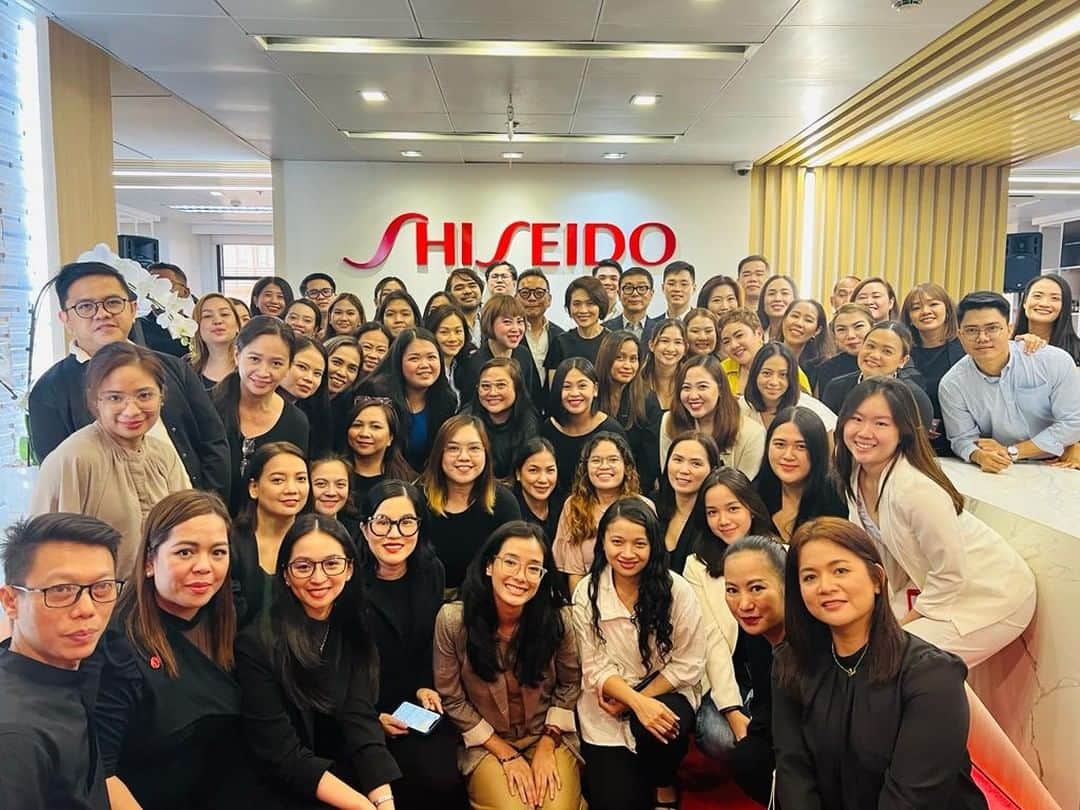 資生堂 Shiseido Group Shiseido Group Official Instagramのインスタグラム：「Shiseido Philippines (SPH) has been awarded the Great Place to Work certification by Great Place to Work, a global consulting agency that rewards positive workplace culture.    "Shiseido Philippines is a great place to work mainly because the group of people I work with -- we are warm yet competitive (in a good way). We take priority of our work but still makes sure that we have fun."  - AM Naldoza, Digital Executive  "What makes Shiseido PH a great place to work is the sense of family that we have. I feel like I know everybody and that we can count on each other." - Madel Juliano, Senior Marketing Executive, Drunk Elephant  “Shiseido makes sure that its core values become habits rather than merely principles. Its “PEOPLE FIRST“ philosophy is exemplified by taking care of the employees, especially at the height of the pandemic.” - Jeric Aquino, Senior Key Accounts Executive   "In Shiseido Philippines, I get to express myself freely. I can make decisions which my manager supports. We don’t just observe work-life balance but work/life integration as well which I prefer as a family woman." - Rose Joven, Accounting Manager   "Shiseido Philippines makes you feel one of them even if you're just an intern. They really try their best to put their people first. People could collaborate easily and be open with one another." - Dianne Segundo, Accounts Payable Executive  資生堂フィリピン（SPH）は、働きがいに関する60項目「信頼指数調査」の社員回答結果から、ポジティブな職場文化を表彰する世界的なコンサルティング機関であるGreat Place to Work（GPTW）の「働きがいのある会社（Great Place to Work）」認定を受けました。  「SPHは、一緒に働く仲間が温かく、良い意味で競争心があるので、とても働きやすい職場です。仕事は第一優先ですが、楽しむことも忘れません。」 - AM Naldoza, Digital Executive  「SPHは家族的な雰囲気がある素晴らしい職場です。社員はお互いをよく知り、頼りにしています。」 - Madel Juliano, Senior Marketing Executive, Drunk Elephant  「コロナ禍でも、まさに“PEOPLE FIRST”の考えのもと、社員をケアしてくれました。」 - Jeric Aquino, Senior Key Accounts Executive  「SPHでは、自由に自分を表現することができます。上司は私の決定したことを支持してくれます。ワークライフバランスだけでなく、ワークライフインテグレーション（仕事と生活の調和）も大切にしています。」 - Rose Joven, Accounting Manager  「SPHは”PEOPLE FIRST”の会社です。たとえインターンであっても、会社の一員であると感じさせてくれます。人々は協力し合い、お互いにオープンでいられます。」 - Dianne Segundo, Accounts Payable Executive  #shiseido #shiseidoapac #peoplefirst」