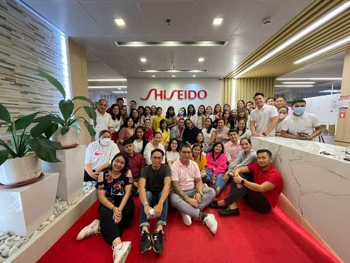 資生堂 Shiseido Group Shiseido Group Official Instagramさんのインスタグラム写真 - (資生堂 Shiseido Group Shiseido Group Official InstagramInstagram)「Shiseido Philippines (SPH) has been awarded the Great Place to Work certification by Great Place to Work, a global consulting agency that rewards positive workplace culture.    "Shiseido Philippines is a great place to work mainly because the group of people I work with -- we are warm yet competitive (in a good way). We take priority of our work but still makes sure that we have fun."  - AM Naldoza, Digital Executive  "What makes Shiseido PH a great place to work is the sense of family that we have. I feel like I know everybody and that we can count on each other." - Madel Juliano, Senior Marketing Executive, Drunk Elephant  “Shiseido makes sure that its core values become habits rather than merely principles. Its “PEOPLE FIRST“ philosophy is exemplified by taking care of the employees, especially at the height of the pandemic.” - Jeric Aquino, Senior Key Accounts Executive   "In Shiseido Philippines, I get to express myself freely. I can make decisions which my manager supports. We don’t just observe work-life balance but work/life integration as well which I prefer as a family woman." - Rose Joven, Accounting Manager   "Shiseido Philippines makes you feel one of them even if you're just an intern. They really try their best to put their people first. People could collaborate easily and be open with one another." - Dianne Segundo, Accounts Payable Executive  資生堂フィリピン（SPH）は、働きがいに関する60項目「信頼指数調査」の社員回答結果から、ポジティブな職場文化を表彰する世界的なコンサルティング機関であるGreat Place to Work（GPTW）の「働きがいのある会社（Great Place to Work）」認定を受けました。  「SPHは、一緒に働く仲間が温かく、良い意味で競争心があるので、とても働きやすい職場です。仕事は第一優先ですが、楽しむことも忘れません。」 - AM Naldoza, Digital Executive  「SPHは家族的な雰囲気がある素晴らしい職場です。社員はお互いをよく知り、頼りにしています。」 - Madel Juliano, Senior Marketing Executive, Drunk Elephant  「コロナ禍でも、まさに“PEOPLE FIRST”の考えのもと、社員をケアしてくれました。」 - Jeric Aquino, Senior Key Accounts Executive  「SPHでは、自由に自分を表現することができます。上司は私の決定したことを支持してくれます。ワークライフバランスだけでなく、ワークライフインテグレーション（仕事と生活の調和）も大切にしています。」 - Rose Joven, Accounting Manager  「SPHは”PEOPLE FIRST”の会社です。たとえインターンであっても、会社の一員であると感じさせてくれます。人々は協力し合い、お互いにオープンでいられます。」 - Dianne Segundo, Accounts Payable Executive  #shiseido #shiseidoapac #peoplefirst」8月1日 17時23分 - shiseido_corp
