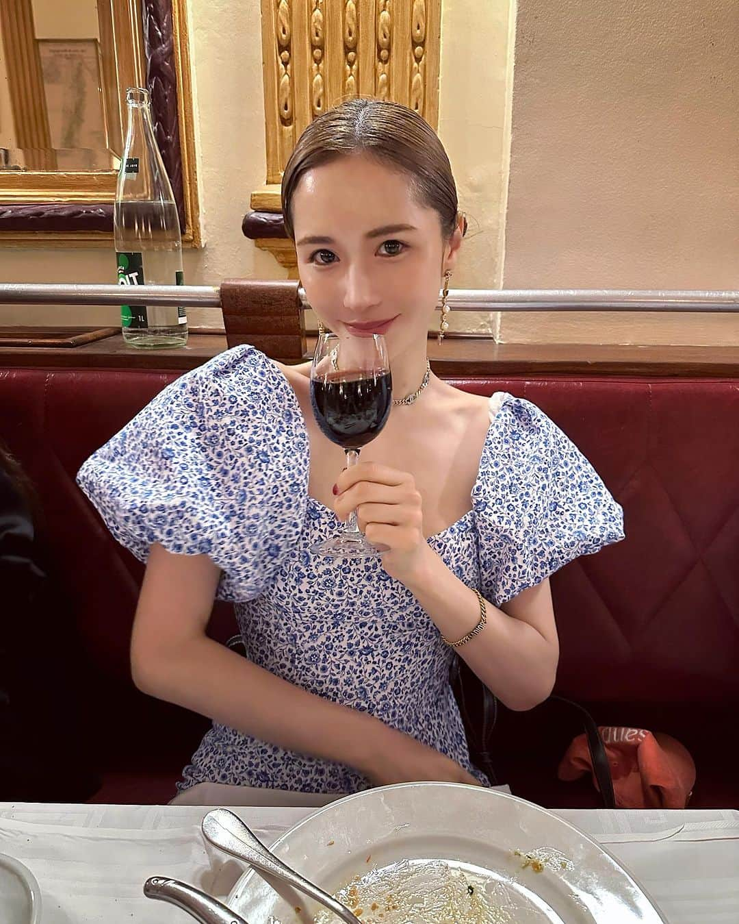 fukishaljさんのインスタグラム写真 - (fukishaljInstagram)「Paris night 🌙  Parisの美味しかったレストラン🍽️ お食事も人も雰囲気もとっても素敵だった…🌙✨ 名前は忘れちゃったけど 看板の写真でわかるかな？🥺 お隣のテーブルとの距離が隙間ないので お手洗いに行く時は机ごと引いていくの、新鮮で面白かった😆笑  いつ来ても想い出が色褪せない 恋する町💋」8月1日 17時24分 - fukicammy_official