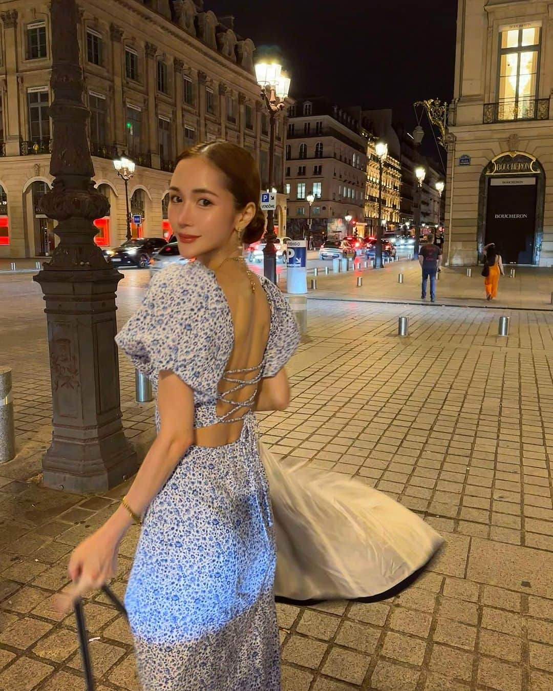 fukishaljのインスタグラム：「Paris night 🌙  Parisの美味しかったレストラン🍽️ お食事も人も雰囲気もとっても素敵だった…🌙✨ 名前は忘れちゃったけど 看板の写真でわかるかな？🥺 お隣のテーブルとの距離が隙間ないので お手洗いに行く時は机ごと引いていくの、新鮮で面白かった😆笑  いつ来ても想い出が色褪せない 恋する町💋」