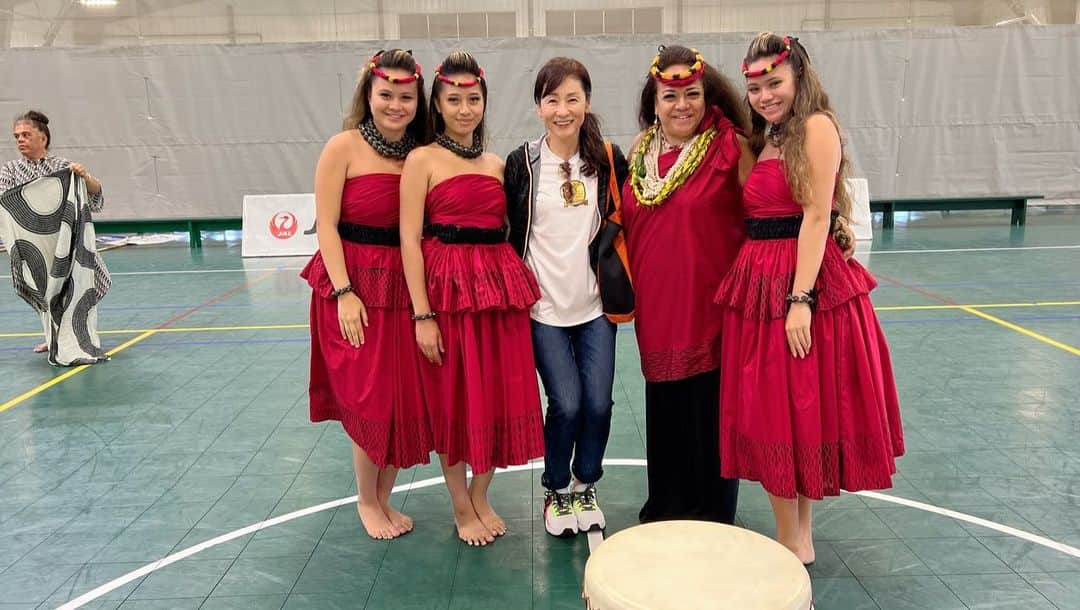 金田久美子のインスタグラム：「ハワイフットサルカップのオープニングセレモニーで偶然にもローナリムさん率いるフラダンサーの踊りを見ることができました！感激！ #hawaii futsal cup #ハワイフットサルカップ #ローナリム」