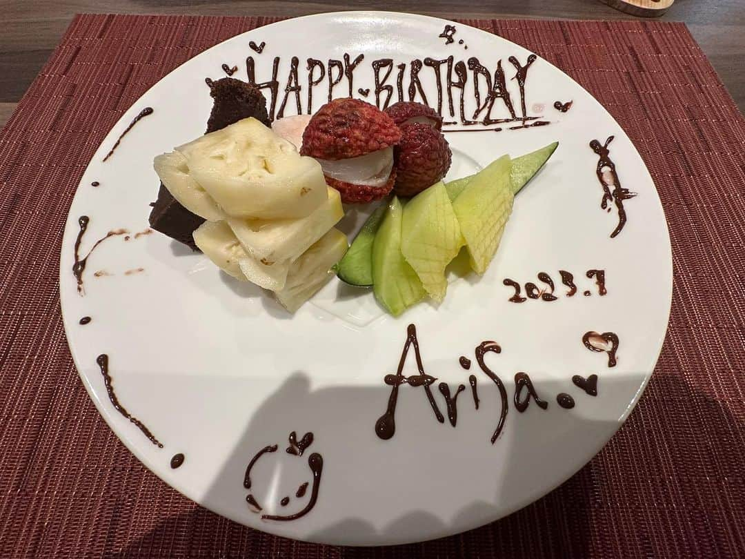 東野有紗さんのインスタグラム写真 - (東野有紗Instagram)「8/1今日で27歳になりました！🎉  たくさんのお祝いメッセージありがとうございます！！  一年間たくさんの出会いがあり、そして周りの方々にたくさん支えてもらいました。 もっともっと成長した姿をお見せできるようにしたいです！！  27歳、ハッピーに過ごせるように！！ 周りの方々もハッピーにできるような年にします✨  #27歳で全身黄ピクミンコーデはきまずい #でもピクミンが大好き #一応27歳 #ジャパンオープン最終日に #みんながサプライズでお祝いしてくれた #これからもよろしくお願いします」8月1日 17時35分 - aripei.meee