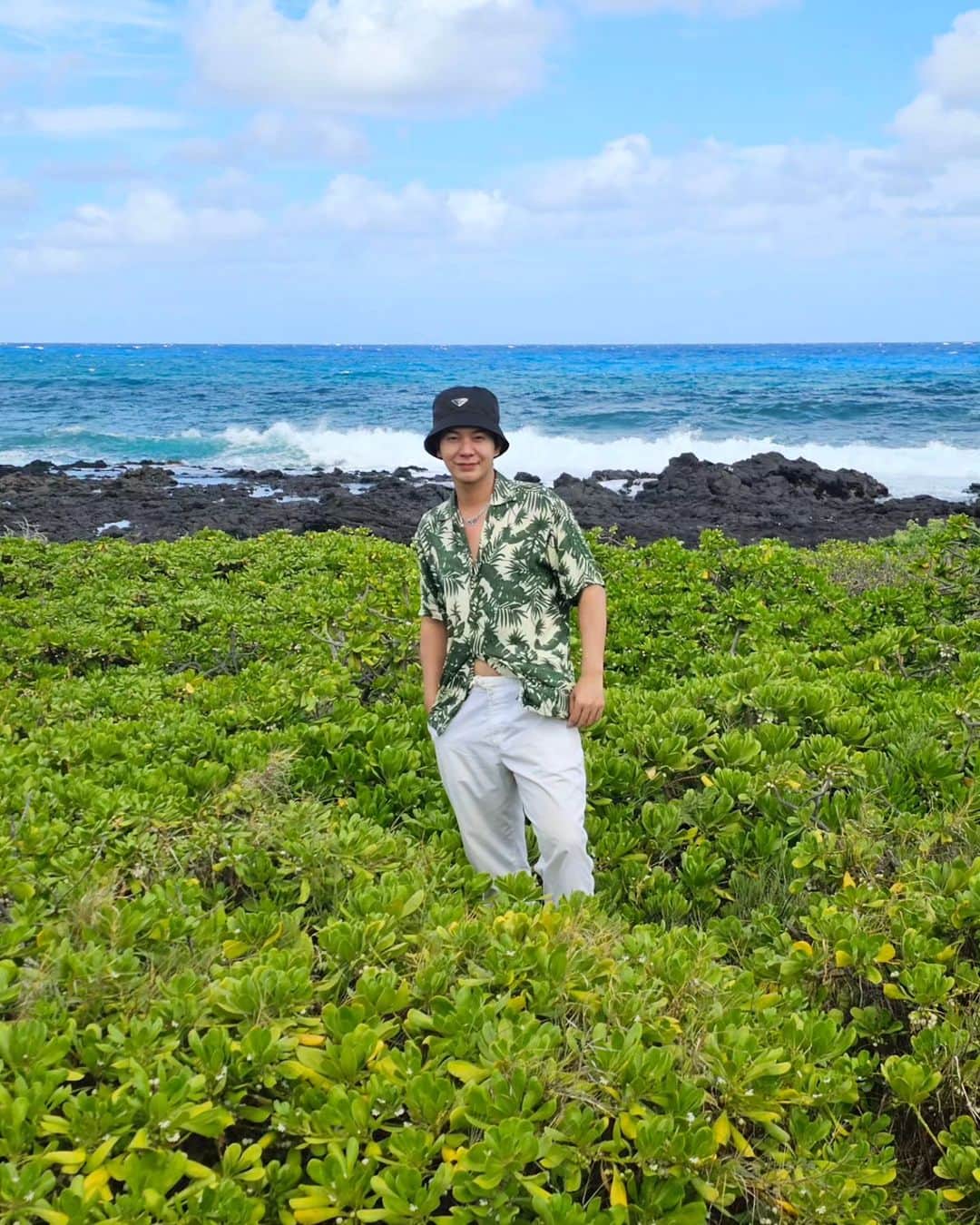 アイス・サランユーさんのインスタグラム写真 - (アイス・サランユーInstagram)「A day for  #exploring  the Eastern part of Óahu Island,Hawaii 🌺🌺 ทะเล สลับ ภูเขา ยาวๆไปทั้งวัน ลมที่ช่องเขา Nuuanu Pali lookout แรงสมคำล่ำลือขนาดกระดุมเสื้อขาดไปเลยยย #nuuaupalilookout #Hawaii #honolulu  #icesarunyuinhawaii  #icesarunyuaroundtheworld」8月1日 17時29分 - icesarunyu