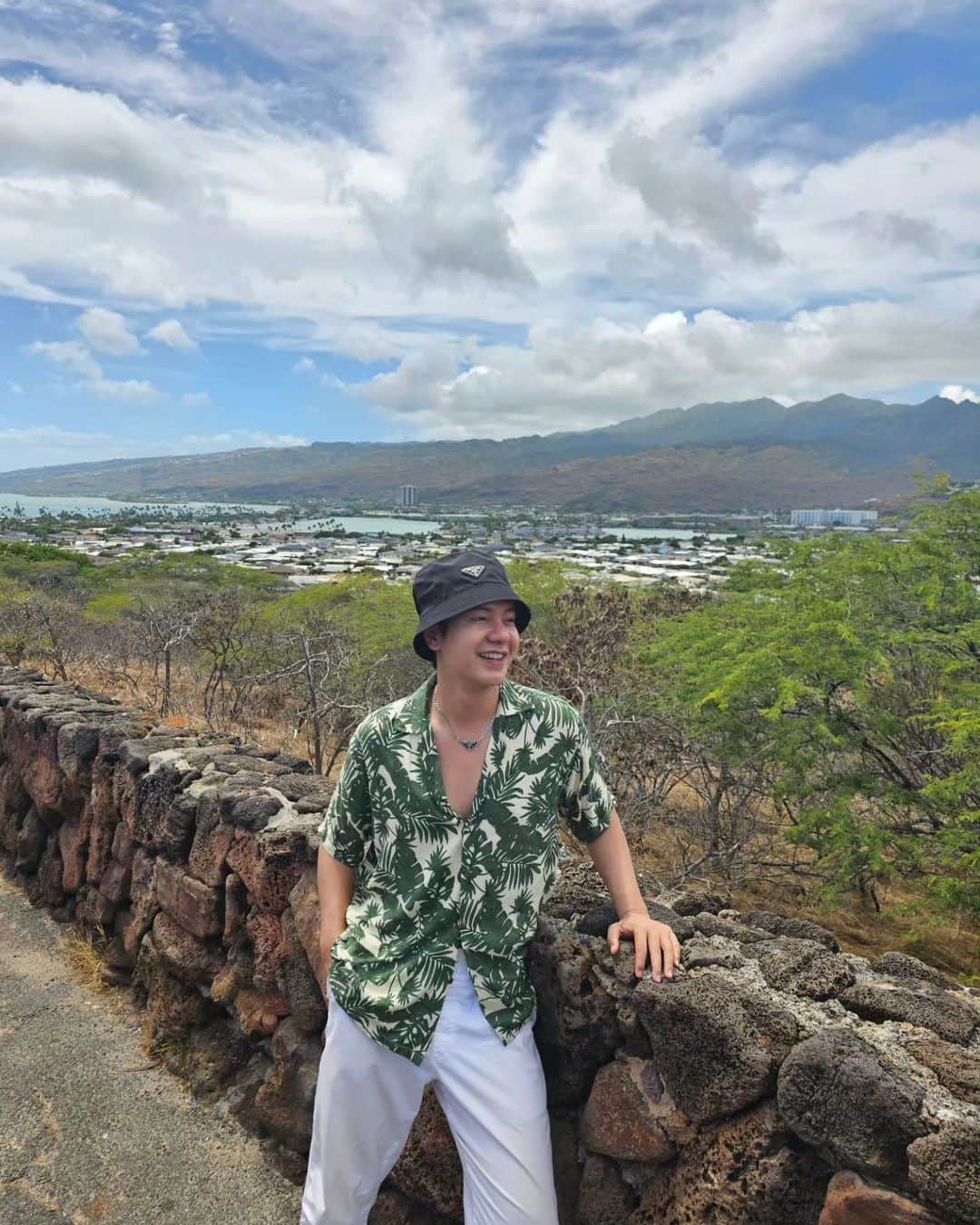 アイス・サランユーさんのインスタグラム写真 - (アイス・サランユーInstagram)「A day for  #exploring  the Eastern part of Óahu Island,Hawaii 🌺🌺 ทะเล สลับ ภูเขา ยาวๆไปทั้งวัน ลมที่ช่องเขา Nuuanu Pali lookout แรงสมคำล่ำลือขนาดกระดุมเสื้อขาดไปเลยยย #nuuaupalilookout #Hawaii #honolulu  #icesarunyuinhawaii  #icesarunyuaroundtheworld」8月1日 17時29分 - icesarunyu