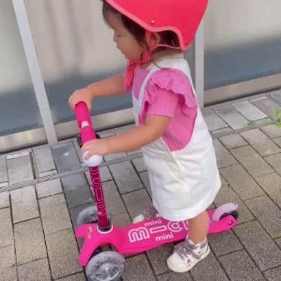 microscooters_japanのインスタグラム：「@microscooters_japan のスクーター🛴 今は歩くほうが早いけど、３ヶ月後がどれくらい乗れるようになってるか楽しみ🎀  #スクーター #キッズスクーター #夏休みの過ごし方 #2歳誕生日プレゼント  --------------------------------------------⁡⁡⁡⁡ @⁡⁡⁡⁡rinatea0519 さんに⁡⁡⁡⁡⁡ #ミニマイクロ折りたたみデラックスLED　⁡⁡⁡⁡ にお乗りいただきました❤⁡⁡⁡⁡⁡ ありがとうございます☺✨⁡⁡⁡⁡⁡ ⁡⁡⁡⁡ ⁡ ▶ミニマイクロ折りたたみデラックスLED⁡⁡⁡⁡⁡ ⁡⁡⁡⁡⁡ ワンタッチで簡単に折りたたむことができるので⁡⁡⁡⁡⁡ 持ち運び、収納がとっても便利💕⁡⁡⁡⁡⁡ ⁡⁡⁡⁡⁡ 2歳からお使いいただけます👦👧⁡⁡⁡⁡⁡ ⁡⁡⁡⁡⁡ お子様本人が体重移動をすることで簡単に方向転換をすることができ⁡⁡⁡⁡⁡ 走ると光るLEDタイヤ付きで走るたびルンルンウキウキ🎵⁡⁡⁡⁡⁡ ⁡⁡⁡⁡⁡ タイヤ部分のLEDは電池、充電必要ないので⁡⁡⁡⁡⁡ とても便利です🔋🙅❕⁡⁡⁡⁡⁡ ⁡⁡⁡⁡⁡ 暗い場所でもどこにいるかすぐに分かるので⁡⁡⁡⁡⁡ 保護者の方も安心です😊⁡⁡⁡⁡⁡ ⁡⁡⁡⁡⁡ ブレーキもついているから⁡⁡⁡⁡⁡ 安心してお使いいただくことができます💛⁡⁡⁡⁡⁡ ⁡⁡⁡⁡⁡ 楽しく運動神経、バランス感覚を鍛えることができる⁡マイクロスクーターのキックボードはいかがですか？😉💛⁡⁡⁡⁡⁡ ⁡⁡⁡⁡⁡ 商品の詳細、購入、お問い合わせはプロフィールのリンクをclick👆⁡⁡⁡⁡⁡ ⁡⁡⁡⁡⁡ ⁡⁡⁡⁡⁡ ⁡ ⁡⁡⁡⁡⁡ #マイクロスクーター⁡⁡⁡⁡⁡ #マイクロキックボード⁡⁡⁡⁡⁡ #キックボード⁡⁡⁡⁡⁡ #二輪車　#三輪車⁡⁡⁡⁡⁡ #2歳 #3歳 #4歳 #5歳 #6歳⁡⁡⁡⁡⁡ #マイクロスクーター⁡⁡⁡⁡⁡ #マイクロキックボード⁡⁡⁡⁡⁡ #マイクロミニ折りたたみ⁡⁡⁡⁡⁡ #2歳 #3歳#誕生日プレゼント⁡⁡⁡⁡⁡ #プレゼント #キックボード⁡⁡⁡⁡⁡ #キックスクーター #子育て⁡⁡⁡⁡⁡ #マイクロミニ #男の子ママ⁡⁡⁡ #外遊び #週末お出かけ #夏休み」