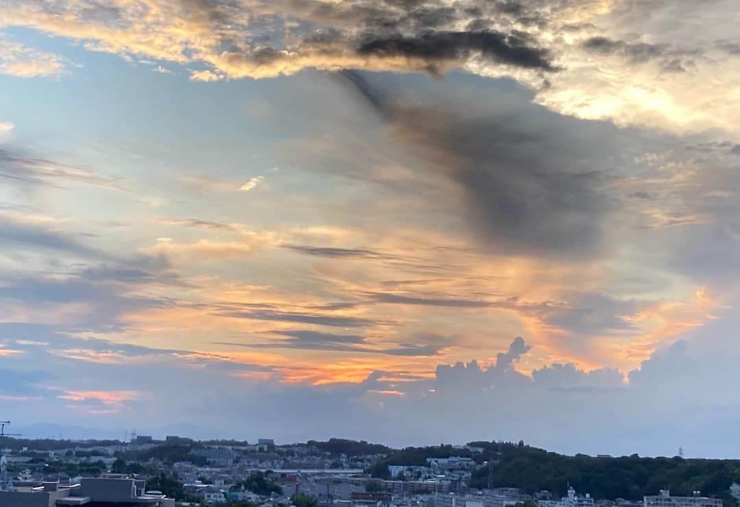 黒澤はるかのインスタグラム：「🌩️ 今日は天気予報も追いつけないような 不思議な天気だったね  写真は昨日の空🌤️ 黒い影が登っているのか、降りているのか。  ピンク色の綺麗な空は写真だとオレンジ色。 目で見える色と写真って全然違う  記憶の中の匂いや色は、写真に頼りすぎると形を変えて薄れたりまたその逆になったりもする。  私の中の記憶はどれだけ今正しく生きているのだろう。 そしてこれからどれだけ正しく記憶していられるのだろう。」