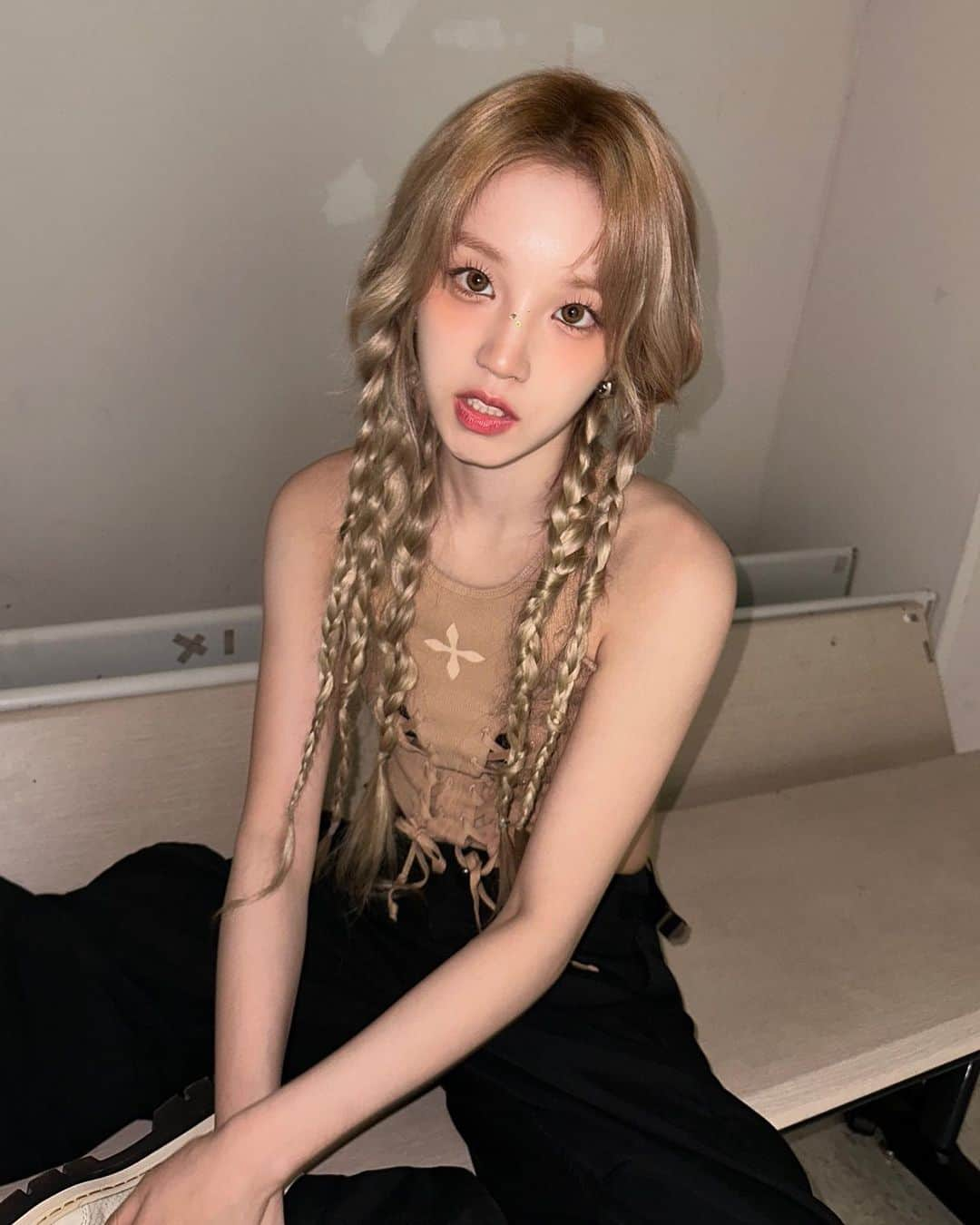 ウギのインスタグラム：「💜  #여자아이들 #G_I_DLE #GIDLE #우기 #YUQI」