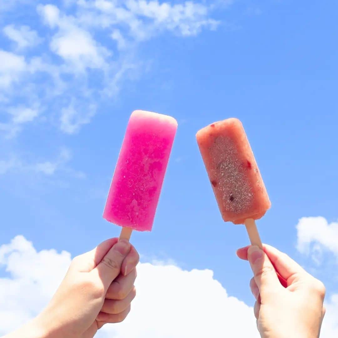 サニーマートさんのインスタグラム写真 - (サニーマートInstagram)「名前は「もも太郎」だけど、味は「いちご味」！ さらに「りんご果汁」が入っているというおもしろアイス。  かき氷を食べているようなザクザク食感が夏にぴったり♪    「もも太郎」の名前のルーツ…🍑 昭和初期、新潟のお祭りの出店や駄菓子屋では赤いシロップの氷菓子が売られていて、この氷菓子はハートをひっくり返したような形から多くの人から「桃型」として親しまれ、 いつしか「棒付き氷菓子」を指す一般名称として「モモタロウ」が定着。  これを商品化したのが、現在のもも太郎の原型になっているそう。  ちょっぴり昔ながらの雰囲気のパッケージも歴史を感じますね。  #新潟　#新潟アイス #アイス　#ご当地アイス #氷菓 #もも太郎 #もも太郎アイス #金太郎アイス #セイヒョー #サニーマート」8月1日 17時34分 - sunny__mart