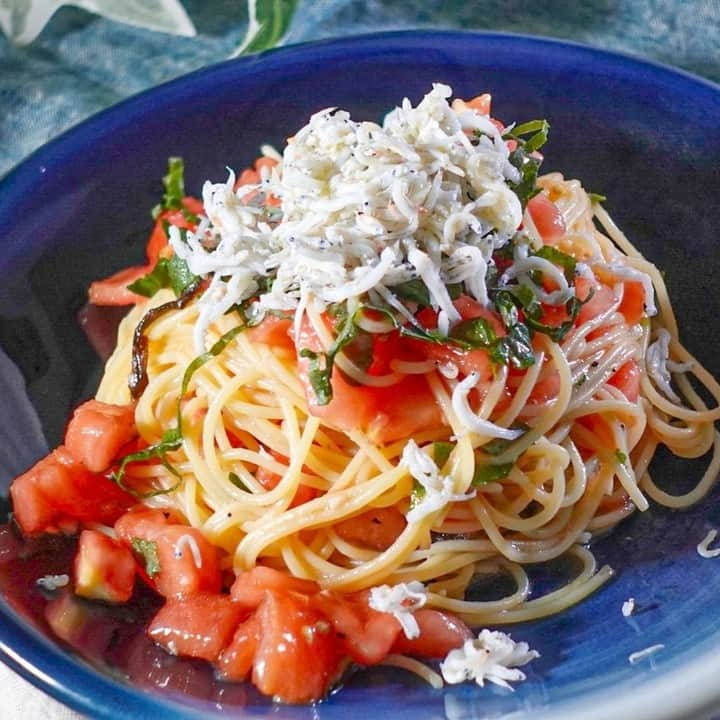 メシ通のインスタグラム：「メシ通的冷たい麺  自宅でも冷製パスタを食べたい でも味が決まりにくい 麺の食感を上手に仕上げられない そんなお悩みをピシャッと解決する コツが詰まっています  元イタリアン料理人が家で冷製パスタを作る時のルール5つと「しらすと大葉の冷製トマトソースパスタ」のレシピ【メシ通の冷たい麺】https://www.hotpepper.jp/mesitsu/entry/papa-izm/2023-00862  #メシ通 #mesitsu #しらすと大葉の冷製トマトソースパスタ #スパゲッティ #にんにく #オリーブオイル #トマト #大葉 #塩昆布 #黒こしょう #しらす #冷製パスタ #冷たい麺 #にんにくオイル #うま味 #グルタミン酸 #さっぱり #ランチ #ディナー #家飲み #ビール #ハイボール #おうちごはん #自炊 #レシピ #パパイズム #レシピブログ」