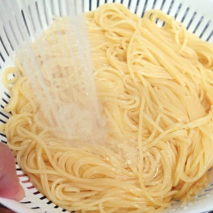 メシ通さんのインスタグラム写真 - (メシ通Instagram)「メシ通的冷たい麺  自宅でも冷製パスタを食べたい でも味が決まりにくい 麺の食感を上手に仕上げられない そんなお悩みをピシャッと解決する コツが詰まっています  元イタリアン料理人が家で冷製パスタを作る時のルール5つと「しらすと大葉の冷製トマトソースパスタ」のレシピ【メシ通の冷たい麺】https://www.hotpepper.jp/mesitsu/entry/papa-izm/2023-00862  #メシ通 #mesitsu #しらすと大葉の冷製トマトソースパスタ #スパゲッティ #にんにく #オリーブオイル #トマト #大葉 #塩昆布 #黒こしょう #しらす #冷製パスタ #冷たい麺 #にんにくオイル #うま味 #グルタミン酸 #さっぱり #ランチ #ディナー #家飲み #ビール #ハイボール #おうちごはん #自炊 #レシピ #パパイズム #レシピブログ」8月1日 17時44分 - mesitsu