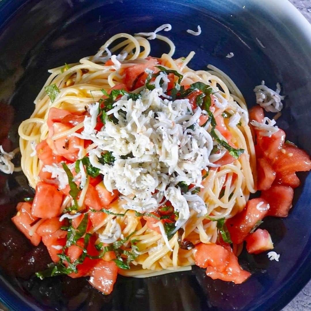 メシ通さんのインスタグラム写真 - (メシ通Instagram)「メシ通的冷たい麺  自宅でも冷製パスタを食べたい でも味が決まりにくい 麺の食感を上手に仕上げられない そんなお悩みをピシャッと解決する コツが詰まっています  元イタリアン料理人が家で冷製パスタを作る時のルール5つと「しらすと大葉の冷製トマトソースパスタ」のレシピ【メシ通の冷たい麺】https://www.hotpepper.jp/mesitsu/entry/papa-izm/2023-00862  #メシ通 #mesitsu #しらすと大葉の冷製トマトソースパスタ #スパゲッティ #にんにく #オリーブオイル #トマト #大葉 #塩昆布 #黒こしょう #しらす #冷製パスタ #冷たい麺 #にんにくオイル #うま味 #グルタミン酸 #さっぱり #ランチ #ディナー #家飲み #ビール #ハイボール #おうちごはん #自炊 #レシピ #パパイズム #レシピブログ」8月1日 17時44分 - mesitsu